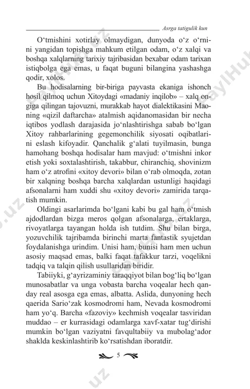 sakrab chiqishini poylab yotardi. mabodo chiqib qolguday bo‘lsa, shu lahzadayoq tutib olib, mijg‘ilab tash- lardi. ovga chiqqan och tulki timirskilanib, asta-sekin temir yo‘l sari yaqinlashib kela boshladi. dashtlik bo‘ylab bir tekis cho‘zilib ketgan qoramtir temir izlardan guldirab tevarak-atrofni larzaga solib, goh u tomon, goh bu tomon g‘izillab o‘tib turgan poyezdlar tulkini ham o‘ziga chorlar, ayni chog‘da yuragiga g‘uluv solardi; poyezdning ortida qolgan dimog‘ni achishtiruvchi dud va kuyindi hidini ko‘p o‘tmay shamol atrofga tarqatib yuborardi. kechga yaqin tulki yo‘l yoqasida turgan simyog‘och ostidagi chuqurlikka kirib, u yerda qalin o‘sib to‘q-qizil rangda qiyg‘os urug‘lagan, lekin vaqti kelib quvrab qol- gan otquloqlar ostiga g‘ujanak bo‘lib oldi va yer bag‘irlab esgan shamolning qovjiragan o‘tlarni shildiratayotganidan g‘ashi kelib, qulog‘ini ding qilgancha qorong‘ilik tushishini toqat qilib kutdi. simyog‘ochlar ham nuqul g‘uvillab turardi. 8 chingiz aytmatov ammo tulki undan cho‘chimas, chunki simyog‘ochlar bir yerda turishini va ta’qib qilmasligini bilardi. lekin paydar-pay o‘tib turgan poyezdlarning quloq larni qomatga …