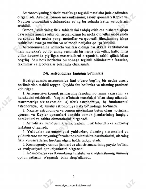 anishi orasida bog‘lanish borligi aniqlangan. ko‘p yillik bunday kuzatishlar tropik yilning uzunligini aniqlash imkonini berdi. qadimda yunon astronomlari izchil kuzatishlar asosida, kuzatilgan astronomik hodisalaming kelib chiqish sabablarini aniqlashga va tushuntirishga ham harakat qilganlar. xususan, pifagor (mil.avv.vi asr) birinchilardan bo‘lib yeming sharsimon shaklda ekanligi haqida fikr berdi, aristotel (mil.avv. iv asr) esa olam markazida harakatsiz yer joylashgan degan geosentrik sistemaga asos soldi. aleksandriyalik eratosfen (mil.avv.ill asr) birinchilardan bo'lib yer meridiani yoyini va keyinchalik, shu asosda sayyoramizning radiusini o'lchadi. mashhur yunon olimi va faylasufi gipparx (mil.avv. ii asr) yuzlab yulduzlarning koordinatalarini o'zida aks ettirgan birinchi yulduzlar katalogini tuzdi va pretsessiya hodisasini kashf qildi. milodning ii asrida mashhur yunon astronomi klavdiy ptolemey «megale sintaksis» («buyuk tuzilish») nomli asarida yunon astronomiyasi yutuqlarini umumlashtirib, sayyoralaming ko'rinma sirtmoqsimon harakatlarini tushuntira oladigan va asosida aristotel-gipparxlarning geosentrik nazariyasi yotgan, olam tuzilishi haqidagi yangi ta’limotni yaratdi. bu ta’limotga ko‘ra, o‘sha paytda ma’lum bo‘lgan beshta sayyora (merkuriy, venera, mars, yupiter …
