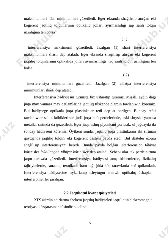 biyatınan kelip shıǵıwshı hádiyseler taypasına kiredi. fizika salasındaǵı oǵada ullı revolyutsiya xx ásirdiń basına tuwrıkeldi. íssılıqtan nurlanıw (qızdırılǵan deneniń elektromagnit nurlanıwı) spektrlarında energiyanıń bólistiriliwi salasında ótkerilgen tájiriybelerde gúzetiletuǵın nizamlıqlar tuwrı bolmay shıqtı. maksvell elektromagnitizminiń kóp ret kórilgen nızamların elementtıń qısqa elektromagnit tolqınlar shıǵarıwı mashqalasına qollanıwǵa urınılǵanda kútpegende ―topalań etip qaldı. maskvell elektrodinamikasi mánisi sonday juwmaqqa alıp kelgen edi, bul juwmaqqa kóre, qızdırılǵan dene elektromagnit tolqınlar nurlanıp atırǵanda energiya joǵaltıp, absolyut nolge shekem suwıwı kerek. klassik teoriyaǵa qaray element penen nurlanıw arasında ıssılıq teń salmaqlılıqı bolıwı múmkin emes, biraq kúndelik tájiriybe rasında bunday emesligin kórsetedi. qızdırılǵan dene elektromagnit tolqınlar shıǵarıwǵa óz energiyasınıń bir bóleginigine sarp etiw etedi. teoriya menen tájiriybe arasındaǵı bul qarama-qarsılıqtı toqtatıw jolların izlep, nemis fizigi maks plank atomlar elektromagnit energiyanı portsiyalap-kvantlap shıǵaradı degen shamanı ilgeri súrdi. hár qaysı portsiyaning e energiyası ν nurlanıw chastotasına to'gri proporsional : e ~ ν (3) proporsionallıq koefficiyenti h plank turaqlısı dep ataladı. …