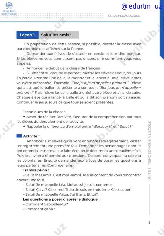 des vêtements vu dans salut 1 et salut 2, demander aux élèves des vêtements qu’ils portent. - si nécessaires, montrer des illustrations des personnages du livre et demander de nommer leurs vêtements. (lexique à réviser : un pantalon, une chemise, une robe, une jupe, une blouse, un short, un tee-shirt, un chapeau, des bottes, des souliers.) - trouver en amont de la leçon des photos de célébrités proches des centres d’intérêt des élèves. afficher les photos et demander aux élèves de nommer les vêtements. par exemple, un sportif / une sportive pour réviser le mot short, un(e) artiste pour réviser le mot jupe, pantalon, chapeau. - poser la question “ quelle est la date ?” et l’écrire au tableau. leçon 2. tu portes quoi aujourd’hui ? @edurtm_uz unité 1 rendez-vous à l’école 8 - annoncer aux élèves qu’ils vont commencer la leçon 4 et inviter un(e) élève à lire le …