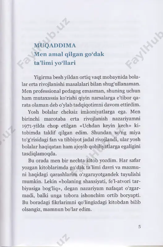 rimcha, birinchi davr eng muhimi hisoblanadi. men uni «namuna davri» yoki «namu­ na yoshi»1 deb nomladim. 1 «usui», «namuna» yoki «qiyofa» deganda masaru ibuka yosh bola- larga xos fikrlash jarayonini nazarda tutadi. bunday fikrlashda miya ma’lumotni obrazlar, qiyofalar hosil qilish orqali taniydi va qabul qiladi. io bu yoshda bolaning miyasi ma’lumotni katta odamning miyasiga nisbatan boshqacharoq qabul qiladi. masalan, 3 - 4 oylikda (ba’zilar 5 - 6 oyligi- da) go'dak onasining qiyofasini boshqa qiyofalardan ajrata boshlaydi va begonani ko'rganda yig‘laydi. bir qarashda bu oddiy holdek tuyuladi, biroq komp- yuterda bu ishni uddalamoqchi bo'lsangiz, buni faqat eng yuqori texnologik qurilmalar bajara oladi. murg'ak go‘dak buni osongina uddalaydi. u yuz xususiyatlarini tahlil qilmaydi, tez-tez ko‘zi tusha- digan yuz qiyofasini shu holicha namuna sifatida to'liq eslab qoladi. bunday xotirani men «namunani lanish» deyman: mazkur qobiliyat eng kichik bola- larda juda yaxshi rivojlangan. shu bois erta davrni «namuna davri» deb atadim. ya’ni bolalar odamlar …