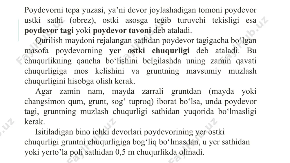 poydevor qurish ham texnik, ham iqtisodiy jihatdan muvofiq bo‘lmagan paytda ishlatiladi (rasm). qoziqli poydevorlarning asosiy elementlari zaminga qoqib kiritiladigan qoziq, yig‘ma kallaklar va rostverk to‘sinidan iborat bo‘ladi. qoziqlar temirbeton, beton, yog‘och va metall kabi materiallardan tayyorlanadi. ularni yerga gurzilar yordamida qoqib yoki burab kiritiladi, oldindan burug‘langan quduqlarga beton quyish yordamida ham hosil qilinadi. qoziqli poydevorlar: а - “ustin” qoziq; b – “osma” qoziq; v – quyib tayyorlangan qoziq; 1 – qoziq; 2 – quyma yoki yig‘ma rostverk; i – sochiluvchan grunt; ii – balchiqli grunt; iii – gilli qum; iv – suvga to’yingan grunt qatlami; v – loyqa gilli-qum qoziqlarni qoqishda maxsus kopyorlar (to‘qmoq)dan, titratib bosib kiritadigan mashinalardan foydalaniladi. qoziqlar to‘g‘ri burchakli (250x300 mm), kvadrat (250x250 mm), (400x400 mm) yoki doira (400-700 mm) shaklida, uzunligi esa 3-6 m gacha bo‘lishi mumkin. bitum yoki qatron surtilgan yog‘och qoziqni namlik va temperatura kam o‘zgaradigan sharoitda ishlatish mumkin. quyib tayyorlanadigan qoziqlar oldindan burg‘ilangan …