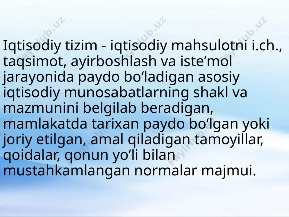 zi adabiyotlarda uni sof kapitalizm deb ham yuritiladi. ikkinchisi esa hozirgi zamon rivojlangan bozor iqtisodiyoti bo’lib, uni aralash iqtisodiyot tizimi deb ham yuritiladi. erkin raqobatga asoslangan bozor iqtisodiyoti resurslarga xususiy mulkchilik, iqtisodiy faoliyatda va tadbirkorlikda erkinlik, iqtisodiy jarayonlarni tartiblashda va uyg`unlashtirishda bozor mexanizmidan foydalanish bilan tavsiflanadi. bunday tizimda uning ham bir qatnashchisining xulq-atvori shaxsiy manfaatiga asoslanadi, har bir iqtisodiy birlik, alohida qabul qilingan qarorlar asosida, o’zlarining daromadlarini eng yuqori darajada etkazishga intiladi. hozirgi zamon bozor iqtisodiyoti. hozirgi davrda real hayotda bozor iqtisodiyoti sof bozor mexanizmi va rejali iqtisodiyot unsurlarini mujassamlashtiradi. mulkchilikning har xil shakllari, tadbirkorlikning turli yo’nalishlari mavjud bo’ladi, unda rejalashtirish, prognozlash, aholini sostial himoyalash kuchayadi. masalan, aqsh iqtisodiyoti hozirgi davrda oldingi erkin bozor iqtisodiyotdan sezilarli farq qiladi. bu farqlar quyidagilarda ko’rinadi. bozor iqtisodiyotiga qarama-qarshi tizim ma’muriy-buyruqbozlik iqtisodiyoti hisoblanadi. bu tizim amalda barcha moddiy resurslarga ijtimoiy aniqrog`i davlat mulkchiligining hukmronligi va ma’muriy organlar tomonidan iqtisodiy qarorlarning markazlashgan tartibda qabul qilinishi …