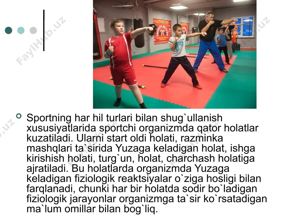 adi. ish unumi ortadi. sarflanadigan quvvatni tejash kuchayadi. bu jarayonlar harakatlarning boshqarilish mexanizmini takomillashishi bilan bog`liqdir. sportda kuch bilan bajariladigan mashqlar ham mavjud bo`lib, bu turga: og`ir atletika, to`qmoq va yadro uloqtirish kiradi. sportning bu turlari bilan shug`ullanish ko`tariladigan shtanga og`irligiga yoki uloqtiriladigan snaryadning tortishiga mos keladigan muskul kuchlanishini rivojlantiradi. statik kuchlanish ozmi ko`pmi vaqt ichida muskullarni taranglangan holatida ushlashdan iborat bo`lib unga, og`irliklarni, gavdasini yoki qo`l-oyoqlarni ma`lum holatda ushlab turish va boshqalar kiradi. statik kuchlanishlarda muskullar izotermik rejimda ishlaydi. statik kuchlanishda maksimal taranglikni uzoq vaqt ushlab bo`lmaydi. taranglanish darajasi qanchalik past bo`lsa, uni saqlash vaqti shunchalik ko`p bo`ladi. statik kuchlanishning uzoq vaqt saqlanishda charchash bilan kuzatilmaydigan darajasi muskul tonusi deb yuritiladi. statik kuchlanishlardagi energiya sarfi muskullarning (sarfi) taranglashish darajasiga to`g`ri mutanosib bo`ladi, ya`ni muskul taranglashishi qanchalik kuchli bo`lsa energiya sarfi shunchalik ortiq bo`ladi va aksincha. statik kuchlanishlarda harakat bo`lmasligi va boshqa mehanik ish bajarilmasligi bu jarayonlarda statik ish deb …