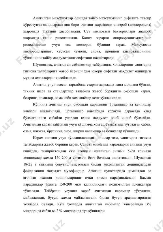 озаланган карам махсус машиналарда майдаланади. шу вақтнинг ўзида сабза ювилади, пўстлоғидан тозаланади, пайраха ёки айлана қилиб кесилади. рецептурада кўрсатилган бошқа қўшимча хом ашёлар ҳам тозаланади, туз эса эланади. сўнгра дошникларнинг тагига карам барглари тўшалади, тўшалган барглар устига майдаланган карам тўкилиб-текисланади, туз ва бошқа хом ашёлар ҳам солиниб яхшилаб аралаштирилади. шу ҳолатда қатлам-қатлам қилиб тўлдирилади. кейин карам зичланади. бу жараён карам шарбатлари чиқиши ва кислороддан халос этиш учун ўтказилади. карам билан дошниклар шу тартибда тўлдирилгандан кейин 5 см қалинликда карам барглари тўшаб беркилади. кейин эса махсус мосламалар ёрдами билан шарбат чиқиш учун прессланади. бугунги кунда карамларни ачитишнинг энг илғор усулларидан бири полиэтилен қопларидан фойдаланиш ҳисобланади. бу усулда карамлар полиэтилен қопларига жойланиб, герметик бекитиладиган ва ичидан ҳавоси вакуум-насослар ёрдамида сўриб олиниб анаэроб шароит яратилади. ачитилган карамлар тайёрлашдаги асосий жараён бижғиш жараёни ҳисобланади. биринчи босқичда сут кислотаси бактериялари интенсив ривожланади, иккинчи босқичда эса сут кислотаси тўпланади ва ниҳоят учинчи босқичда бижғиш паёнига етади. …