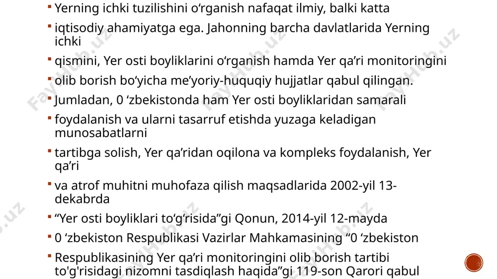 iga kamayib, sekundiga 8 km tushib qoladi. shundan so'ng yer markazi tomon orta borib sekundiga 11 km ga etadi. ko'ndalang to'lqinlar 2900 km. dan chuqurga yetib bormaydi va ushbu chuqurlikdan qaytib, yer betiga chiqadi. keskin o'zgarishini aks ettiradi. moddalar zichligini turlicha bo'lishi tufayli yeming ichki qobiqlari hosil bo'lgan, ya’ni yadro, mantiya va yer po'sti. yerning yadrosi 2900 km. dan boshlanadi va ichki hamda tashqi yadroga bo'linadi. tashqi yadroning qalinligi 2080 km., u 2900 km. dan 4980 km. chuqurliklar orasida joylashgan. ichki yadro 4980 km. dan yerning markazigacha bo'lgan chuqurliklarda joylashgan. yadro asosan temir va nikeldan iborat. mantiya moxo chegarasidan (70—80 km) 2900 km. chuqurlikkacha davom etadi. mantiya asosan magniy, kislo- rod, temir, kremniy va boshqa moddalardan iborat. mantiya uchta qatlamdan iborat: quyi (1000—2900 km), o'rta (300— 1000 km), yuqori dunit (70—300 km) yuqori mantiya dunitlardan — magniy bilan temirga boy bo'lgan silikat jinslardan tashkil topgan. 100km. dan 700 km chuqurlikkacha …