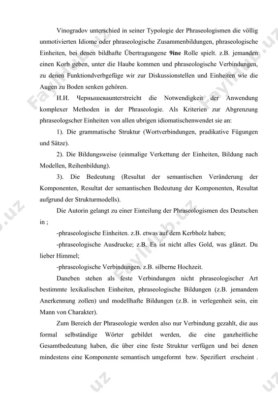 en bestandes ordnet sie solche merkmale wie reproduzierbarkeit, stabilitat, lexikalität und idiomatizität zu. unter idiom schließlich können folgende merkmale verstanden werden: unlogische oder ungrammatische äußerungen; nicht wort für wort übersetztbare äußerungen. bei der idiomatisierung vereinigen sich die bedeutungen bestehender wörter bei bestehenbleibender trennung der formen zu einer neuen, besonderen gesamtbedeutung. die gesamtbedeutung kann annähernd der bedeutung eines einzelnen einzelwörter für einen begriffkomplex stehen ( das ei des kolumbs “eine verbluffend einfache lösung). man kann sie unter gewißen gesichtspunkten mit den einzelwörtern des wortschatzes gleichsetzen und die gesammtbedeutung als einheit auffasen, sie durch eine kombination dargestellt wird. es gibt weitere möglichkeiten der idiomasierung bestimmter einzewwörter durch ihren ständigen gebrauch. das ist einmal der übertritt von festen einheiten aus dem bereich der sprichwörter, sinnspruche, zitate usw. in die kategorie der redewendungen, wobei oft kürzungen und anderungen am wortlaut vorkommen. z.b. den wald vor lauter böumen nicht sehen; das /also/ war des pudels …