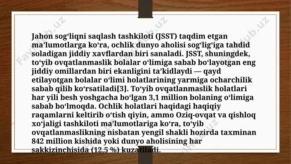 izimi ochlik belgilari immunitetning zaiflashishi, jarohatlarning sekin bitishi va har qanday infeksiyaga organizmning toqatsiz reaksiyasi shaklida ham namoyon boʻlishi mumkin. terida toshmalar paydo boʻlishi kuzatiladi. tana oʻzida mavjud boʻlgan barcha oziq-moddalarni organlarning yetarlicha ishlashini taʼminlash uchun yoʻnaltiradi[15]. boshqa belgilari ochlikning boshqa oqibatlari quyidagilarni oʻz ichiga olishi mumkin: anemiya oʻt pufagidagi toshlar gipotenziya oshqozon kasalligi yurak-qon tomir va nafas olish tizimi kasalliklari ayollarda hayz koʻrishning buzilishi yoki toʻxtab qolishi buyrak kasalligi yoki yetishmovchiligi elektrolitlar muvozanatining buzilishi ozib ketish oliguriya ochlik bosqichlari ochlik belgilari uch bosqichda namoyon boʻladi. birinchi va ikkinchi bosqich ovqatlanishni, parhezni oʻtkazib yuboradigan va roʻza tutgan har qanday odamda namoyon boʻlishi mumkin. uchinchi bosqich ogʻirroq boʻlib, uzoq muddatli ochlik natijasida kelib chiqadi va ayrim hollarda oʻlimga ham olib keladi[16]. dastlabki bosqich. ovqatlanish payti oʻtkazib yuborilganda tana jigarda glikogen ishlab chiqarish va saqlangan yogʻlar va oqsillarni parchalash orqali qon shakari darajasini ushlab turishni boshlaydi. jigar dastlabki bir necha soat vaqt …