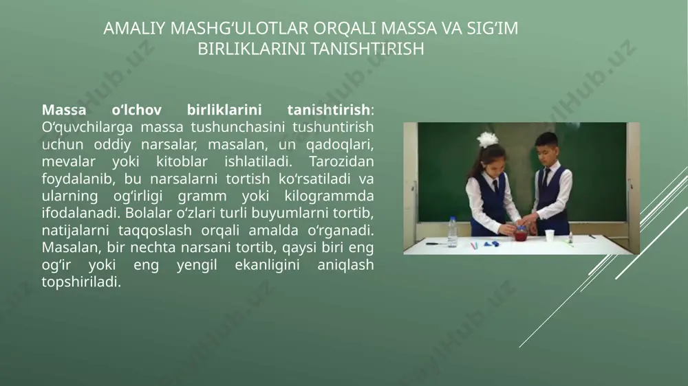 ga kundalik hayotda ishlatiladigan idishlar, masalan, suv shishasi yoki sharbat qutisi ko‘rsatiladi. ularning hajmi litr yoki millilitrda yozilganligi tushuntiriladi. keyin sinfda oddiy tajriba o‘tkaziladi: bir litrli idishga suv quyib, undan kichikroq idishlarga bo‘lish orqali sig‘im tushunchasi mustahkamlanadi. hayotiy misollar orqali o‘lchash ko‘nikmalarini shakllantirish oshxonadan misollar bilan boshlash: o‘quvchilarga oshxonada ishlatiladigan o‘lchovlar haqida savollar beriladi. masalan, onasi pishirishda unni qanday o‘lchaydi yoki shirinlik tayyorlashda qancha suv ishlatadi? bu orqali massa va sig‘im tushunchalari hayotiy vaziyatlar bilan bog‘lanadi. massa o‘lchash ko‘nikmasi: bolalarga oshxonadan olingan mahsulotlar, masalan, bir qadoq un, shakar yoki kartoshka ko‘rsatiladi. tarozidan foydalanib, bu narsalarni tortish jarayoni tushuntiriladi. o‘quvchilar o‘zlari turli mahsulotlarni tortib, og‘irlikni gramm yoki kilogrammda aniqlashni o‘rganadi. masalan, bir qadoq unning og‘irligini o‘lchab, do‘konda yozilgan qiymat bilan solishtirishadi. sig‘im o‘lchash ko‘nikmasi: o‘quvchilarga kundalik hayotda ishlatiladigan idishlar, masalan, sut qutisi, sharbat shishasi yoki choynak olib kelinadi. ularning hajmi litr yoki millilitrda ko‘rsatilganligi tushuntiriladi. sinfda oddiy tajriba o‘tkaziladi: bir litrli …