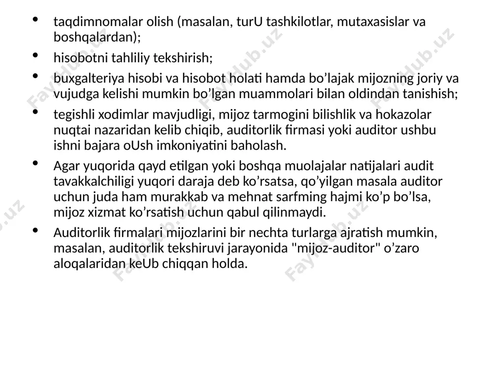 ; sub'ekt xodimlari bilan suxbatlar o’tkazishdan (masalan, direktor va etakchi mutaxassislar bilan); ichki audit xodimlari bilan suxbatlar o’tkazish va ichki audit hisobotlarini sharhlashdan; ushbu sub'ektga yoki ushbu tarmoqning boshqa korxonalariga xizmat ko’rsatgan auditorlar, huquqshunoslar va boshqa maslahatchilar bilan suhbat o’tkazishdan; ushbu tarmoqda ishlamaydigan kasbiy xabardor bo’lgan boshqa shaxslar bilan suhbat o’tkazishdan (masalan, ushbu tarmoqda ixtisoslashgan iqtisodchilar, ushbu tarmoqni tartibga soluvchi idoralar vakfflari hamda buyurtmachi, mol etkazib beruvchi va raqobatchilar bilan); tarmoqqa taalluqli bo’lgan nashrlardan (masalan, davlat soliq inspektsiyalari, statistik va sharhlovchi materiallar, maqolalar, tijorat jumanar, banklar va qimmatli qogozlarga oid operatsiyalar bo’yicha vositachilar tomonidan tayyorlangan hisobotlar, moliyaviy gazetalar); sub'ekt faouyatiga ahamiyatu darajada ta'sir etuvchi qonunchilika oid va me'yoriy hujjatlardan; sub'ektning ishlab chiqarishga va ma'muriy xonalari joylashgan joylarga borishdan; biznes to’grisida bilish auditorga malakaviy fikr-mulohaza bildirish uchun asos bo’lib xizmat qiladi. mijoz biznesini bilish va ma'lumotni tegishli ravishda qo’llash auditorga quyidagilarni bajarishga yordam beradi: tavakkalchiliklarga baho berish va muammolarni aniqlashga; auditni …