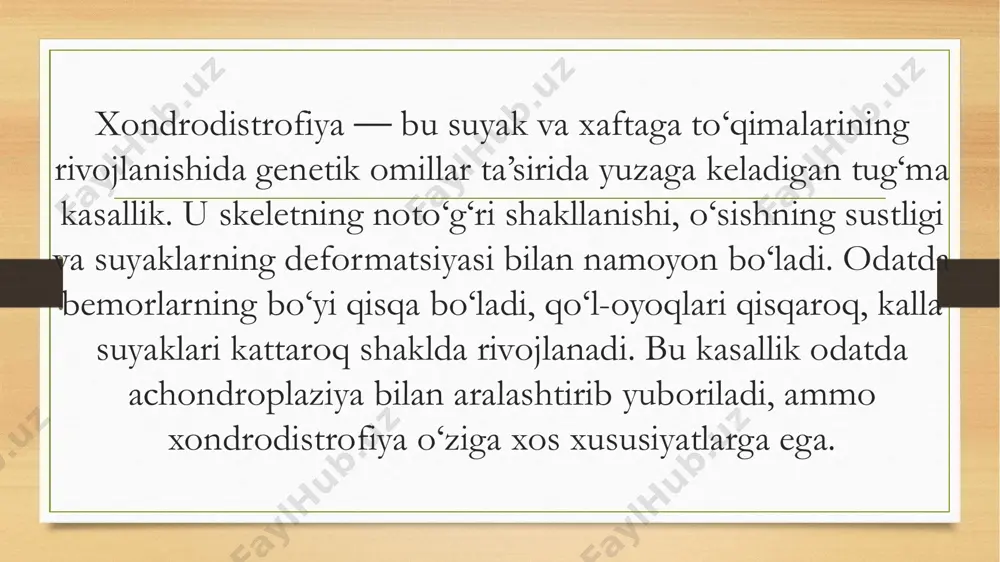 (suyaklanish) jarayoni buziladi. xaftaga hujayralari tartibsiz joylashadi, natijada suyaklarning kengayishi va deformatsiyasi yuzaga keladi. qo‘l-oyoqlarda qisqa, qalin va notekis suyaklar kuzatiladi. umurtqa pog‘onasi suyaklari shakl jihatdan deformatsiyaga uchraydi. tashxis xondrodistrofiya tashxisi bir necha bosqichda qo‘yiladi: klinik ko‘rik – bemorning tashqi ko‘rinishi asosida. rentgen tekshiruvi – suyaklarning qisqa va qalinligi, metafiz kengayishi ko‘rinadi. genetik testlar – mutatsiyani aniq tasdiqlash imkonini beradi. prenatal tashxis – homiladorlik davrida ultratovush orqali aniqlanishi mumkin. davolash afsuski, hozirgi davrda xondrodistrofiyani to‘liq davolash usuli mavjud emas. davolash asosan simptomatik va qo‘llab-quvvatlovchi xususiyatga ega: 1. ortopedik yordam maxsus apparatlar, protezlar yordamida skelet deformatsiyalarini tuzatish. skolioz va lordozni tuzatishga qaratilgan muolajalar. 2. jarrohlik usullari osteotomiya (suyakni kesib qayta biriktirish). ekstremitalar uzunligini uzaytirish operatsiyalari. 3. fizioterapiya va reabilitatsiya mashqlar yordamida mushaklarni mustahkamlash. umurtqa pog‘onasini to‘g‘ri shaklda ushlab turish. 4. psixologik va ijtimoiy qo‘llab-quvvatlash past bo‘y va tashqi ko‘rinishdagi farqlar bolalarda ruhiy bosim keltirib chiqarishi mumkin. shu sababli ular ijtimoiy moslashuvga …