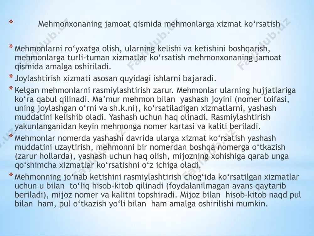 dimlarning harakat yo‘nalishlarini qisqartirish zarurligidan kelib chiqish kerak. xizmat ko‘rsatuvchi xodimlarning xonalari ish joyidan uzoq bo‘lsa, bu qo‘shimcha quvvat sarfiga, xodimlar ko‘proq charchashiga olib keladi. shu sababli qavatdagi nomerlarga bevosita yaqin joyda xizmat ko‘rsatuvchi xodimlarning bir qancha xonalari, chunonchi: xodimalarning xonalari, omborlar (toza choyshab va yostiq jildlari, sarflash materiallari, kir choyshab va yostiq jildlari, tozalash vositalari omborlari), ofitsiantlarning xonalari, axlat yig‘gich va b. joylashtiriladi. xizmatchilar quyidagi tavsiyalarga amal qilishlari kerak: • mehmonxonalarning ismlarini, ular yaxshi ko‘radigan ichimliklarni eslab qolishlari; • barcha mijozlarga bir xil vaqt ajratishlari; • mijozlarning suhbatlariga quloq solmasliklari; • mijozning taklifisiz o‘z fikrini bildirmasliklari; • mijozlar bilan siyosat va dinni muhokama qilmasliklari; • mijozlar qarshisida o‘z hamkasblari bilan janjallashmasliklari kerak; • xizmatchi o‘z hamkasbi bilan gaplashib bo‘lishini mijoz kutib turmasligi kerak; • xodim mijozga xizmatning mavjud bir nechta variantidan bittasini tanlashni taklif qilishi lozim; • mehmonxona, u ko‘rsatadigan xizmatlar, turli xizmatlar qayerda joylashgani, ovqat buyurtma qilish taomillari …