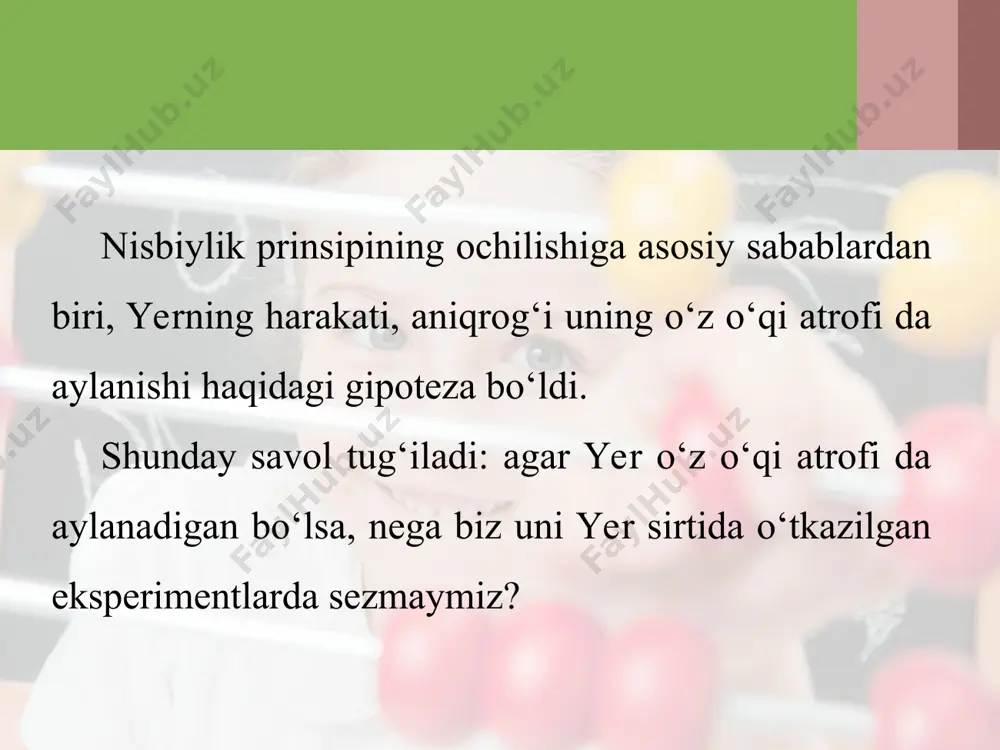 sanoq sistemalari inersial sanoq sistemalari deyiladi. bir tekis oqayotgan daryoda kema oqim bo‘ylab suzib ketayotgan bo‘lsa, sanoq sistemasi sifatida qirg‘oqni yoki suvni olish mumkin. xuddi shunday, to‘g‘ri chiziqli tekis harakatlanayotgan poyezd vagonida poyezd bo‘ylab harakatlanayotgan odam uchun sanoq sistemasi sifatida vagonni yoki yerni olish mumkin. odamning vagonga nisbatan tezligi v, vagonning yerga nisbatan tezligi u bo‘lsin. agar odam vagonning harakat yo‘nalishi bilan bir xil yo‘nalishda harakatlansa, uning yerga nisbatan tezligi u + v bo‘ladi. harakat qarama-qarshi yo‘nalishda bo‘lsa, u – v bo‘ladi. bunga galileyning tezliklarni qo‘shish qoidasi deyiladi. tajribalar inersial sanoq sistemalarida soatlar bir xil davr bilan yurishini ko‘rsatdi. jismlarning ko‘chishi sanoq sistemalarida bir xil bo‘lmaydi. chunki harakatlanayotgan vagon ichidagi odamning vagonga nisbatan ko‘chishi yerga nisbatan ko‘chishidan kichik bo‘ladi. jism massasini tinch holatda turgan vagon ichida o‘lchanganda ham, to‘g‘ri chiziqli tekis harakatlanayotgan vagonda o‘lchaganda ham bir xil chiqadi. shunday qilib, inersial sanoq sistemalarida vaqt, massa, tezlanish va kuch bir xil …