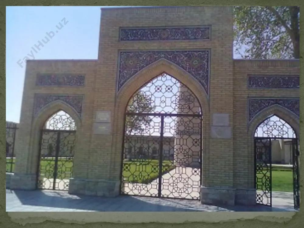 inoni buzib, o’rniga ikkinchi marotaba masjidi jome’ sharif va madrasa bino qilgan ekan. va digar shulkim, xo’qand shaxrining jamiyati ushbu jome’ binpsidan so’ngra ma’lum va mashhur bo’lganidan boz jome’ zuxur modai ta’rix bolubdir”. “farg’ona tarixi” isxaqxon junaydillohoja o’g’li ibratning “farg’ona tarixi” nomli asarida quyidagi jumlalarni o’qiymiz: “ umarxon asrida madrasa qilmoq, ilmga rivoj bermoq, shariat ahkomini joriy qilmoq rasm o’rninda bo’lib, xon o’zi boshlab xoqanddagi madrasai jome’ni binosiga urinib, asosga tosh qo’ymoq bo’lgand aulamo va fuzalo, umarolarni akobiri viloyati xo’qand jam bo’lganda asosga tosh quydirg’on kishiga balog’atdan buyon tarki mustaxab sodir bo’lmagan kishi bormu, tosh quyodir deganda, bu ulamo-fuzalolardan hech kim qodir bo’lmay, ojiz kelganda xon o’zi: “alhamdulilloh, man tarki mustaxab qilganim yo’q ekan!”, deb asosga toshni o’zi qo’yganda, ulamoyi asr ittifoq ila “jannatmakon” laqabini bergan ekanlar. bu jannotmakon asrinda ulamoyu talaba va ahli ilmlar rivojda bo’lib, shoutyat mo’tabar ekan” machitning o’zi uch tomondan to’siq xonaqolik ayvon bo’lib, 98 ta …