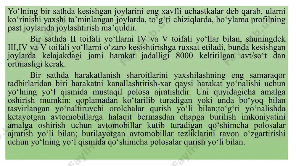 a halqasimon kesishuv hisoblanadi, bunda avtomobillarning damma manervlari oqimga qo‘shilish va undan chiqishdan iborat bo‘ladi hamma yo‘llar bo‘yicha kesishish joyiga keluvchi transport vositalari bir oqimga qo‘shilib, kesishish markazida joylashgan orolchani aylanib o‘tadilar. halqaning o‘lchamlari unda berilgan harakat tezligi ta’minlanadigan qilib tanlanadi, halqaning kesishadigan yo‘llar orasidagi uchastkasi avtomobillarning qayta guruhlanishi, ularning halqasimon oqimga qo‘shilishi va kerakli yo‘nalishda chiqib ketish imkoniyatini ta’minlaydigan uzunlikda bo‘ladigan qilib tanlanadi. avtomobillarning halqa bo‘ylab bir yo‘nalishda harakatlanishi harakatni aniq tashkil etishga va uni tartibga solishga imkon beradi. biroq halqasimon kesishuvlar katta maydonni egallaydi, ularda avtomobillarning qayta guruhlanishi uzluksiz ravishda sodir bo‘lib turishi sababli harakat tezligi kelish yo‘llaridagi tezlikka qaraganda ancha pasayadi. bir sathdagi halqasimon kesishish. bir sathdagi kesishuvlarni takomillashtirishning asosiy printsplari. halqasimon kesishuvlar halqasimon kesishuvlardagi harakatlanish sharoiti markaziy orolchaning diametric bilan belgilanadi. kesishuvlar markaziy orolchalarga ko‘ra to‘rtta turga bo‘linadi. kichik d 60 m (13.10,b- rasm). binday kesishuvlarni qo‘llanish doirasi 13.6 – jadvalda keltirilgan. halqasimon kesishuvlarning rejalashtirish sxemalari. …
