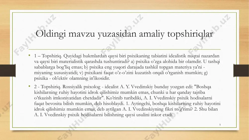 lum narsaga o‘rgatishda hayvonlar kerakli harakatni bajargan paytda ularga ovqat berib, rag‘batlantirgan, shu yo‘sinda murakkab ishlarni bajarishga o‘rgatgan. masalan, ayiqlarni velosipedda yurishga yoki samovarni stolga qo‘yishga, fillarni o`yin tushishga va shu kabi murakkab xilma-xil ko‘nikmalarga o‘rgatgan. 29 hayvonlarning intellektual harakatlari • aql (intellektual) bosqichi hayvonlarning deyarli murakkab faoliyati bilan tavsiflanib, u aks ettirishning murakkab turidir. "hayvonlarning borliqni psixik aks etish usuli intellektual faoliyatga o‘tishida alohida narsalargina emas, balki ularning munosabatlarini aks ettirish ham vujudga keladi. hayvonlar rivojlanishning bu bosqichida, narsalar orasidagi bog‘lanishlarni aks ettira oladilar. 30 inson ongining rivojlanishi • inson psixikasi bilan eng yuksak taraqqiy etgan hayvon psixikasi o‘rtasida katta farq mavjud. hayvonlar "tili"bilan inson tilini hech bir jihatdan taqqoslab bo‘lmaydi. hayvon o‘z to‘dasidagi boshqa o‘ziga o‘xshash hayvonlarga ayni chog‘dagi bevosita vaziyat bilan cheklangan hodisalar haqida faqatgina signal berolsa, inson til yordami bilan boshqa odamlarga o‘tgan, hozirgi va kelgusi zamondagi narsalar haqida axborot berishi va ularga ijtimoiy tajribani o‘tkazishi …