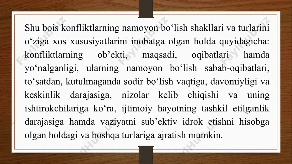 bablari ruhiy (psixologik) nomuvofiqlik, insonning boshqa inson tomonidan besabab qabul qilmaslik, yetakchilik, obro‘-e’tibor, ta’sir doirasi kabilar uchun kurash bo‘lishi mumkin. sotsial-maishiy konfliktlar – ular guruhlar va alohida shaxslarning hayot, turmush kabilar to‘g‘risidagi turli tasavvurga ega ekanligi bilan bog‘liq. ulardan asosiysi – oilaviy munosabatlarning buzilishi. konflikt sabablari – turmushdagi noxushliklar, ma’naviy-maishiy axloqsizlik, shuningdek jiddiy g‘oyaviy ziddiyatlar. agar konfliktning asosi sifatida taraflarning ruhiy (psixik) holati, hamda odamlarning shu holatga muvofiq konfliktli vaziyatdagi, o‘zini tutishi olinsa, bu holda konfliktlarni ratsional va emotsional turlarga ajratish mumkin. maqsadi va oqibatlariga ko‘ra konfliktlar quyidagi turlarga bo‘linadilar: pozitiv negativ konstruktiv destruktiv cheklanib qolgan hamda shu tufayli konflikt keltirib chiqargan ehtiyojlar xarakteriga ko‘ra ular moddiy, maqomli-rolli (statusno-rolevoy) va ma’naviy (ruhiy) bo‘ladilar; yo‘nalishiga ko‘ra vertikal (boshliqlar va qo‘l ostidagilar o‘rtasida) aralash (vertikal va aralash konfliktlar eng ko‘p uchraydi); gorizontal (hamkasblar va sh.k. o‘rtasida) vaqt parametriga ko‘ra – qisqa muddatli davomli konfliktlarning davomiyligi va keskinlik darajasiga ko‘ra turlari: 1) jo‘shqin …
