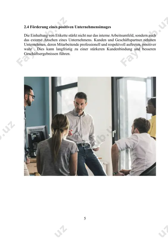 amarbeit die motivation, da die mitglieder sich gegenseitig unterstützen und gemeinsam erfolge feiern . teambuilding-maßnahmen, gemeinsame ziele und anerkennung der leistungen tragen dazu bei, den teamgeist zu stärken.​ 8 4.5 digitale zusammenarbeit in der heutigen arbeitswelt ist digitale zusammenarbeit unerlässlich. laut deskbird sind teams 30 % produktiver, wenn sie zugang zu online-zusammenarbeitstools haben . tools wie slack, microsoft teams oder trello erleichtern die kommunikation und koordination, insbesondere in hybriden oder remote-arbeitsmodellen. 9 kleiderordnung und äußeres erscheinungsbild die kleiderordnung am arbeitsplatz ist ein wesentlicher bestandteil der beruflichen etikette. sie beeinflusst nicht nur das äußere erscheinungsbild, sondern auch die wahrnehmung durch kollegen, vorgesetzte und kunden. ein gepflegtes und angemessenes auftreten trägt maßgeblich zu einem professionellen arbeitsumfeld bei.​ 5.1 bedeutung der kleiderordnung eine klare kleiderordnung sorgt für ein einheitliches erscheinungsbild der mitarbeiter und fördert ein respektvolles arbeitsklima. laut einer studie von personalrezepte kann eine einheitliche kleiderordnung das vertrauen der kunden stärken und die …