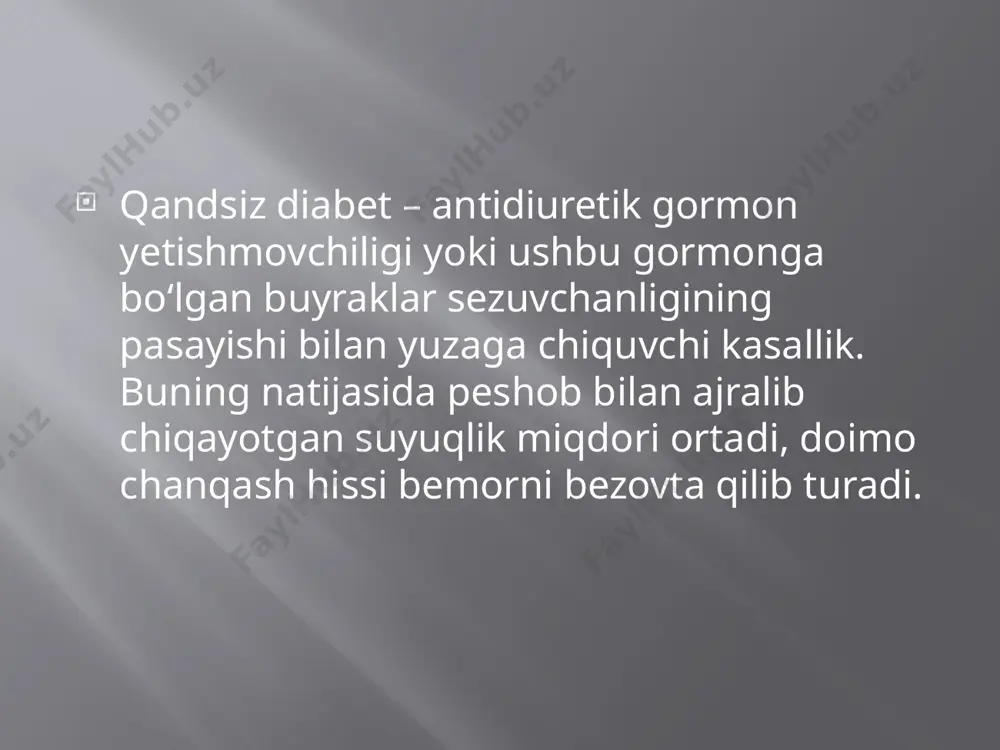 atik (boshqa kasallik natijasida rivojlanadi) turlarga boʻlinadi. simptomatik qandli diabet inson hayoti davomida rivojlanishi mumkin (orttirilgan), koʻpincha bunga bosh miya jarohatlari, oʻsma kasalliklari, meningoensofalit sabab boʻlishi mumkin. qandsiz diabetning buyrak bilan bogʻliq turi juda kam uchraydi. bunga sabab buyrak nefronlarining toʻliq tuzilmaganligi yoki ularning adg gormoniga sezuvchanligining pasayishidir. bu patologiya tugʻma boʻlishi yoki nefronlarning dori preparatlari taʼsiri, metobolik oʻzgarishalar natijasida kelib chiqishi mumkin. qandsiz diabet sabablari koʻpincha qandsiz diabetning markaziy turi uchraydi. bunga sabab gipotalamo-gipofizar tizimdagi oʻsmalar, neyroxirurgik aralashuvlar, qon tomirlar bilan bogʻliq muammolar, sil, malyariya, sifilis (zahm) sababli zararlanishi boʻlishi mumkin. idiopatik qandsiz diabetda gipotalamo-gipofizar tizimda organik oʻzgarishlar kuzatilmaydi, gormon sintez qiluvchi hujayralarga qarshi antitelolar ishlab chiqariladi va ular ushbu hujayralarni nobud qiladi. qandsiz diabet belgilari qandsiz diabetning tipik belgilariga poliuriya (koʻp peshob ajralishi) va polidipsiya kiradi. poliuriya – sutkalik peshob miqdorining koʻpayishi (4-10 litr, baʼzida 20-30 litrgacha) bilan namoyon boʻladi. bunda peshob rangsiz, kam miqdorda tuz saqlaydi va …