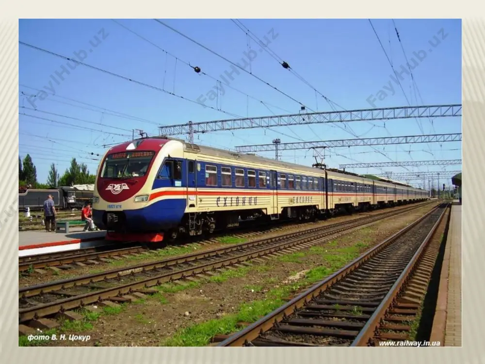 q havo laynerlari har ikki tomonga qarab harakatda bo’ladi. temir yo’l transporti qo’shni davlatlar bilan iqtisodiy aloqalarni amalga oshirishda muhim rol o’ynaydi, hozirgi kunga kelib “o’zbekison temir yo’llari” aj nafaqat mdh mamlakatlari a’zolari bilan balki chet el mamlakatlari bilan temir yo’l sohasida hamkorlik to’g’risida ikki tomonlama kelishuvga egadir. jamiyat shuningdek halqaro temir yo’l ittifoqi (uic, fransiya), bmtning osiyo va tinchokeani hududi va markaziy osiyo uchun iqtisodiy va ijtimoiy komissiyasi (unescap), osiyo tarraqiyot abnki doirasida markaziyosiyo hududiy iqtisodiy hamkorlik (cares), temir yo’l tashkilotlari hamkorligi(osjd, polsha), iqtisodiy hamkorlik tashkiloti (eco, iran), mdhga a’zo davlatlarning temir yo’l transporti bo’yicha kengashi kabi tashkilotlari bilan faol hamkorlik qiladi. o’zbek temir yo’llarining zamonaviy texnik uskunalar bilan jihozlanganligi, geografik joylashuvi evropa-osiyo xabarlarida muhim boglovchi omil hisoblanadi. u xitoy, yaponiyani mdh mamlakatlari, eron, turkiya va evropa bilan transport aloqalarini ta’minlashda mihim ahamiyat kasb etadi. tarixiy ipak yo’lini qayta tiklashda o’zbekiston respublikasi va uning temir yo’llari muhim ahamiyatga ega …