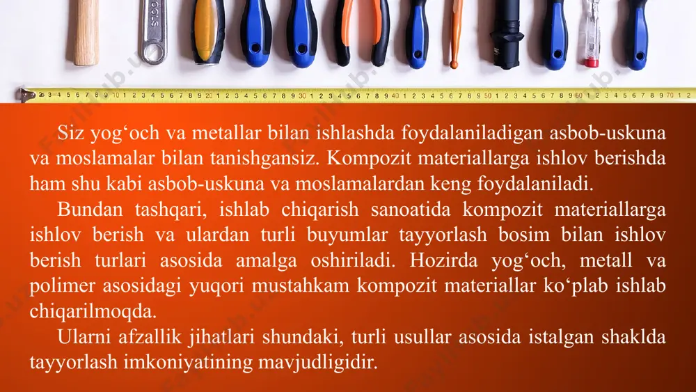 iq holda presslab olinadi. presslash deb materiallarni bosim ostida zichlash va muayyan shakl berish maqsadida qayta ishlash usuliga aytiladi. bunda quyidagi ishlar bajariladi: daraxt shoxlari, yog‘och va yog‘och chiqindilari maydalanadi. maydalangan massa elanadi, bug‘lanadi va ezib tolali massa olinadi. tolali massa smola, antiseptiklar va antipirenlar bilan aralashtiriladi. hosil bo‘lgan aralashmadan ortiqcha suvlar siqib chiqarilib, plita shakliga keltiriladi. this presentation uses a free template provided by fppt.com www.free-power-point-templates.com 5. ko‘p qavatli presslarda issiq holda presslanadi. 6. 110–120 gradus haroratda maxsus kameralarda 5–7 soat quritilib, so‘ngra 7–8 % gacha namlanadi. 7. chetlari qirqib tekislanadi. dsp (yog‘och payrahalik (qipiqlik) plita) – tolalik massa o‘rniga payraha, arrato‘pon va boshqa yog‘och chiqindilarini maydalab elakdan o‘tkazilgach, dvp kabi tayyorlanadi. metall asosli kompozit materiallarni tayyorlashda bosim bilan ishlov berishning barcha turlaridan foydalaniladi. bundan tashqari, kukunli (poroshokli deb ham ataladi) metallurgiya usulidan ham foydalanish o‘ta samarali hisoblanadi. metall va nometall materiallar kukunlaridan turli xil detallar tayyorlash usuli kukunli …