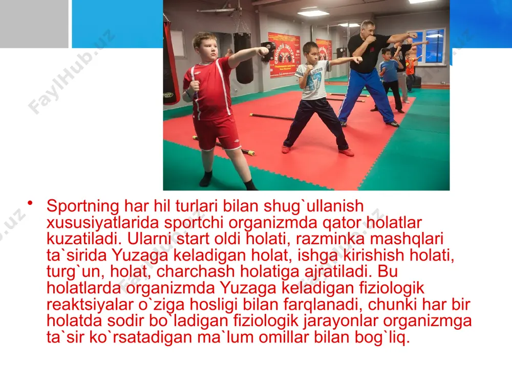 jash kuchayadi. bu jarayonlar harakatlarning boshqarilish mexanizmini takomillashishi bilan bog`liqdir. sportda kuch bilan bajariladigan mashqlar ham mavjud bo`lib, bu turga: og`ir atletika, to`qmoq va yadro uloqtirish kiradi. sportning bu turlari bilan shug`ullanish ko`tariladigan shtanga og`irligiga yoki uloqtiriladigan snaryadning tortishiga mos keladigan muskul kuchlanishini rivojlantiradi. statik kuchlanish ozmi ko`pmi vaqt ichida muskullarni taranglangan holatida ushlashdan iborat bo`lib unga, og`irliklarni, gavdasini yoki qo`l-oyoqlarni ma`lum holatda ushlab turish va boshqalar kiradi. statik kuchlanishlarda muskullar izotermik rejimda ishlaydi. statik kuchlanishda maksimal taranglikni uzoq vaqt ushlab bo`lmaydi. taranglanish darajasi qanchalik past bo`lsa, uni saqlash vaqti shunchalik ko`p bo`ladi. statik kuchlanishning uzoq vaqt saqlanishda charchash bilan kuzatilmaydigan darajasi muskul tonusi deb yuritiladi. statik kuchlanishlardagi energiya sarfi muskullarning (sarfi) taranglashish darajasiga to`g`ri mutanosib bo`ladi, ya`ni muskul taranglashishi qanchalik kuchli bo`lsa energiya sarfi shunchalik ortiq bo`ladi va aksincha. statik kuchlanishlarda harakat bo`lmasligi va boshqa mehanik ish bajarilmasligi bu jarayonlarda statik ish deb atash imkonini bermaydi, ularni bajarilishida energiya …