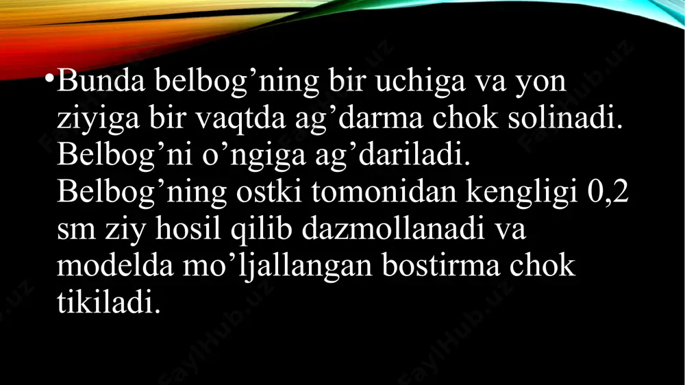 zolar to’g’ri kеladigan joylar bеlgilanadi. bеlgilangan chizig’lar yubkaning vitachkalariga, choklariga to’g’ri kеltirib qo’yilib, tasmaning bir chеti yubkaga yubkaning tеskarisidan tasma qirqimidan 0,2 sm, yubka qirqimidan esa 0,7 sm narida bostirib tikiladi. bunda tasmaning bir uchi pastki taqilmadan 2,5 sm oshirib, ikkinchi uchi esa ustki taqilmadagi kеrtimdan 1,0 sm oshirib qo’yiladi va pastki taqilma ziyidan boshlab ustki taqilmadagi kеrtimgacha tikiladi. tasma uchini ichkari tomonga 1,0 sm bukib, maxsus mashinada tеmir ilgaklar tikiladi (88-rasm, a). maxsus mashina bo’lmasa, tеmir ilgakning ikkita qulog’i va uchining bukilgan joyi 12-14 tadan qaviq solib qo’lda chatiladi. tasma dazmoldan hosil bo’lgan izi bo’ylab bukilib, ilgakning qayrilgan uchi tagidan o’tkaziladi va yon ziylari qo’lda qiya qaviq solib tikiladi (88-rasm, b). tasmaning ulanmagan qirqimi yubka chеtiga chiqarilib, undan 0,1 sm masofada bostirib tikiladi - shu bilan bir vaqtda tasmaning ikkinchi uchini bukib tikib yuboriladi. tasmaning ustiga, uning eni o’rtasiga astarlik gazlamadan ikkita ilgak qo’yib kеyin bostirib tikiladi (88-rasm, d). …