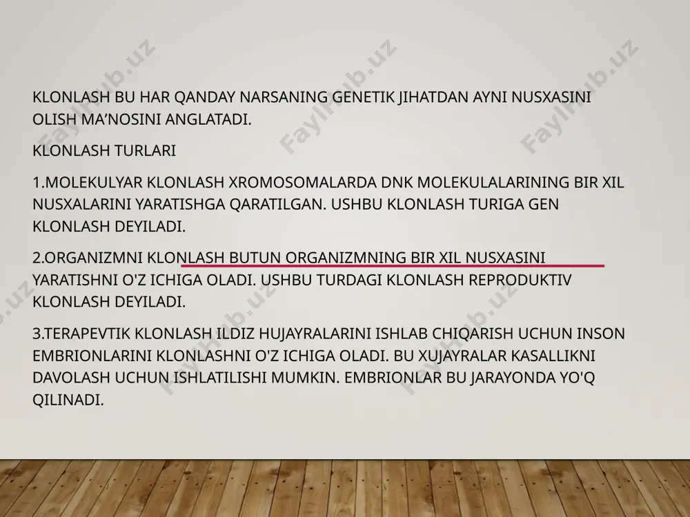 isoblanadi. restriktaza fermentini eʼtibor bilan tanlab, quyidagilarni kesamiz. • yagona kesiluvchi nuqtasi boʻlgan plazmid • kesilgan uchlari bor tanlangan gen fragmenti keyin dnk fragmentlarini ligaza fermenti orqali ulaymiz. natijada tanlangan genga ega boʻlgan rekombinant plazmid olamiz. bakterial transformatsiya va tanlash plazmid va boshqa dnk molekulalarini bakteriya hujayrasiga (odatda laboratoriyalarda xavfsiz e. coli bakteriyasidan foydalaniladi) kiritiladi. bu jarayon transformatsiya deb yuritiladi. transformatsiya jarayoni davomida yuqori temperatura taʼsirida boʻlgan bakteriyalar begona dnk molekulasini qabul qiladi.odatda plazmidda antibiotikka chidamli gen boʻlib, plazmid transformatsiya boʻlgan bakteriyani antibiotik taʼsiridan saqlaydi. plazmidni qabul qilgan bakteriya antibiotik qoʻshilgan ozuqa muhitida yashay oladi va koʻpayadi. plazmidsiz bakteriyalar esa antibiotik taʼsirida halok boʻladi. har bitta yashab qolgan bakteriya kichkina nuqta koʻrinishidagi guruh – koloniyalarni hosil qiladi. har bitta koloniyani tashkil etgan bakteriyalarda bir turdagi plazmidlar boʻladi. barcha koloniyalarda ham biz xohlagan kerakli plazmidlar boʻlmaydi. chunki dnk fragmentlarini ulash vaqtida barcha fragmentlar biz istagandek ulanmaydi. bir nechta koloniyalarni tekshirib, qaysi …
