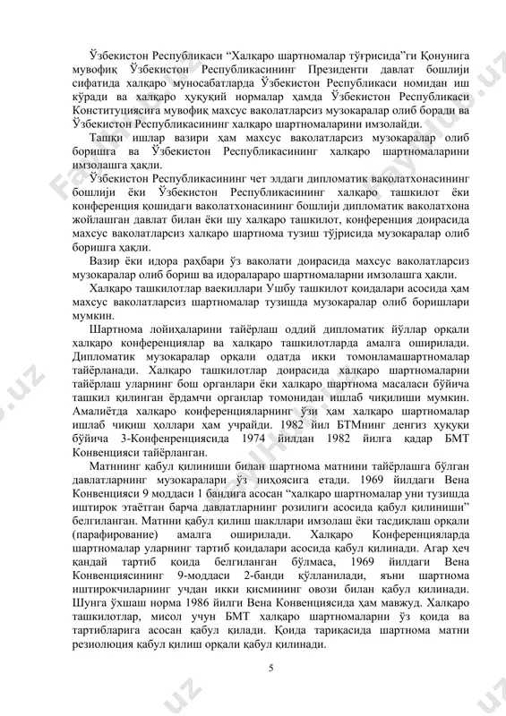 ушуниш керак. шартномани тузиш жараёни бир неча босқичларга ажратиш мумкин. уларга қуйидагиларни киртиш мумкин: 1. шартнома матнини тузиш ва уни қабул қилиш; 2. шартнома матнларини аутентлилигини белгилаш; 3. шартноманинг мажбурийлигига розилик билдириш. қоида тариқасида шартномани имзолаш жараёни шартнома тузиш ташаббуси билан бирга кўзатилади ва бунда шартнома имзолаш ташаббуси билан чиққан бир ёки бир нечта давлат гуруҳи ўз навбатида шартнома лойиҳасини тақдим этадилар. бундай ҳаракатлар шартнома тузиш жараёнини анча енгиллаштиради, айниқса матн устида ишлаш жараёнини осонлаштиради. шартномалар махсус ваколат берилган шахслар томонидан тузилади. бундай ҳолларда ваколатлар шартномани имзолашнинг барча босқисларига ёки алоҳида босқичига нисбатан берилиши мумкин. 1969 йилги вена конвенциясига асосан давлат бошлиқлари, ҳукумат бошлиқлари ва ташқи ишлар вазирлари бирор бир ваколатни берилишига муҳтож эмаслар, ва барча шартнома имзолаш жараёнидаги ҳаракатларни амалга оширишлари мумкин. дипломатик ваколатхона бошлиқлари, давлатларнинг халқаро ташкилотлардаги вакиллари, халқаро конференциялардаги давлатлар делигациялари бошлиқларига ҳам бундай ваколат берилган, лекин улар фақат шартнома матнини қабул қилиш билан боғлиқ ҳаракатларни амалга …