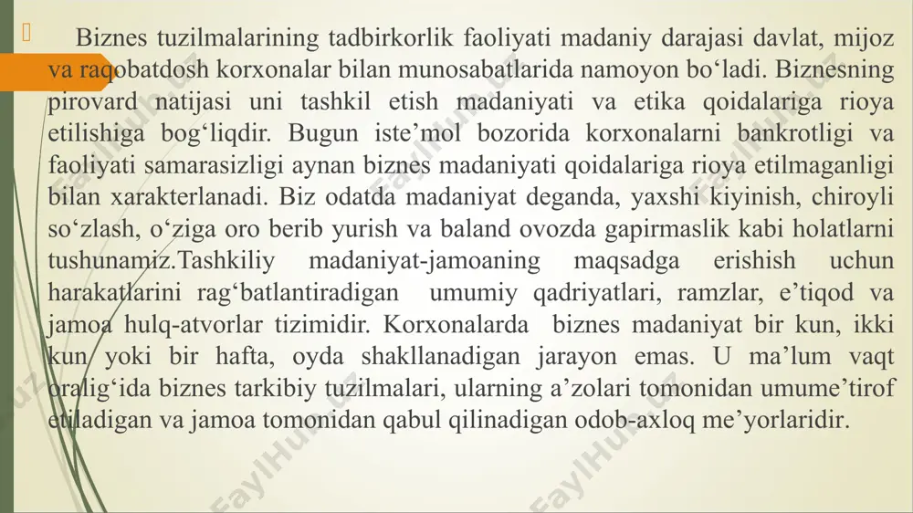 adi. yangi innovatsiyalar qo‘llab-quvvatlanmaydi natijada xodimlar korxonani emas, balki o‘zlarini yashab qolishi uchun harakat qiladi. ushbu holatlar korxonada yangi bosqich yuza kelishini anglatadi. korxona hayot jarayoning yangi bosqichi “dastlabki byurokratiya” hisoblanadi. ushbu bosqichda rahbar korxona omadsizligi uchun xodimlarni ayblaydi. kadrlar qo‘nimsizligi o‘sadi, doimiy ishlovchilar soni kamayadi, xodimlar doimiy yangilanib boradi, rahbariyat o‘zgarmaydi. korxonada bir-birini ayblash holatilari soni ortib boradi, hech kim o‘zidan ayb qidirmaydi. ushbu holatlar korxona hayot jarayonlarini og‘irlashtirib, uni so‘ngi bosqichga o‘tib qolishiga sabab bo‘ladi. korxona hayot jarayoni so‘ngi davri “byurokratiya va yakun” bosqichi hisoblanadi. ushbu bosqichda jamoda bir-biriga ishonch yo‘qoladi. faoliyat to‘g‘risidagi axborotlar xodimlar tomonidan yashiriladi. bunday holatlarni biznes natijasiga salbiy ta’sir etishiga rahbariyat e’tibor qaratmaydi. natijada biznes tashkilotining qadriyatlariga to‘liq putur etadi va ushbu holatlar korxonani bankrot bo‘lishi yoki bo‘linib ketishiga sabab bo‘ladi. korxona hayot jarayoni bosqichlari mazmun-mohiyatini tahlil qilish natijasida tashkiliy madaniyatni shakllantirish va uni jamiyat tarqqiyoti asosida doimiy ravishda yangilab borish zarurligini ko‘rsatmoqda. shunday …