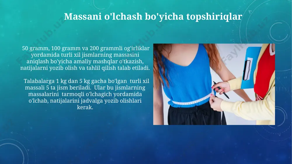 rostlanganidan keyin, o'lchanadigan jism ehtiyotkorlik bilan taroziga qo'yiladi va og'irliklar qo'shib, muvozanat holati o'rnatiladi. olingan natija grammda yozib olinadi. tarozida o'lchashda, 1 grammdan 100 grammgacha bo'lgan og'irliklar to'plamini va aniqlik darajasi yuqori bo'lgan tarozi ishlatish kerak, natijalarni aniq qayd etish muhim. massaning asosiy xususiyatlari massa additiv xususiyatga ega bo'lib, ikkita jismlarning umumiy massasi ularning alohida massalarining yig'indisiga teng; masalan, 2 kg va 3 kg massali jismlarni birlashtirganda, umumiy massa 5 kg ga teng bo'ladi. massa skalyar kattalikdir, ya'ni faqat sonli qiymatga ega va yo'nalishga ega emas; 10 kg massali jismning massasi har qanday koordinata tizimida 10 kg bo'lib qoladi. tajriba ishlari og'irlikni o'lchashda 100 grammli va 1 kg li standart og'irliklar yordamida taqqoslash usuli qo'llanilishi, o'quvchilarga massa tushunchasini aniqroq anglash imkonini beradi. 5-7-sinf o'quvchilari uchun massani o'lchash bo'yicha tajriba ishlarini bajarishda elektron tarozudan foydalanish, aniq va tezkor natijalar olish imkonini beradi va xatoliklarni kamaytiradi. e'tiboringiz uchun rahmat @taqdimot_robot image3.png image4.jpg …