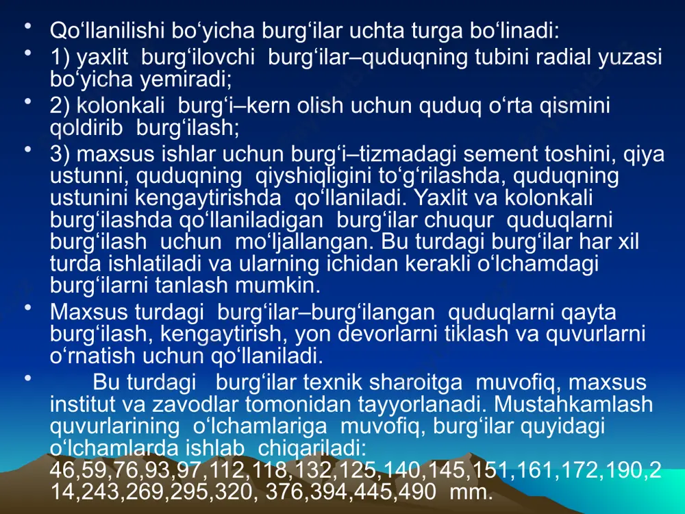 zivlik xususiyatiga ega bо‘lgan jinslarni burg‘ilash uchun mо‘ljallangandir. m-burg‘i–eng yumshoq, sementlanmagan va plastik jinslarni burg‘ilashga mо‘ljallangan. о‘tkir tishlari kam, о‘tkir burchakli, baland, ostki sharoshkalar shaxmat tartibda joylashtiriladi. 4. jins yemiruvchi asboblarning tasnifi. burg‘ilar ishining samaradorligi asosan quduq tubidagi parchalangan jinslarni yuvilishiga bog‘liqdir. burg‘ilangan jinslarning burg‘i osti qismida tо‘planib qolishiga va qaytadan maydalanib ketishiga yо‘l qо‘yilmaydi. burg‘ining samarali ishlashi uchun yuvuvchi teshikning konstruksiyasi va joylashuv о‘qi qulay holda joylashtiriladi. uch sharoshkali burg‘ilarda tik markazi bо‘yicha joylashtirilgan yuvuvchi teshikli turi amalda kо‘proq qо‘llaniladi va undan uzatilgan yuvuvchi eritmalar har bir seksiyadagi aylana shaklidagi teshiklarga uzatiladi. burg‘ilashda yuvuvchi eritmalar sharoshkalarga yopishib qolgan jinslarni yuvadi, sharoshkalarni va tayanchlarni sovutishni ta’minlaydi. lekin suyuqlik oqimining zarbali harakatidan burg‘ilangan jinslarni yuvishda unumli foydalanib bо‘lmaydi. “uralburg’ilashmash” oaj tomonidan ishlab chiqariladigan frezerli qattiq qotishmalar bilan qurollantirilgan har xil tayanch konstruksiyali uch sharoshkali burg’i. 6.2-rasm. uch sharoshkali burg‘ining tuzilishi. 1-biriktiruvchi nippelning chetki qirrasi; 2-biriktiruvchi nippelning qulfli rezbasi; 3-ichki tekisligi; 4-burg‘ining …