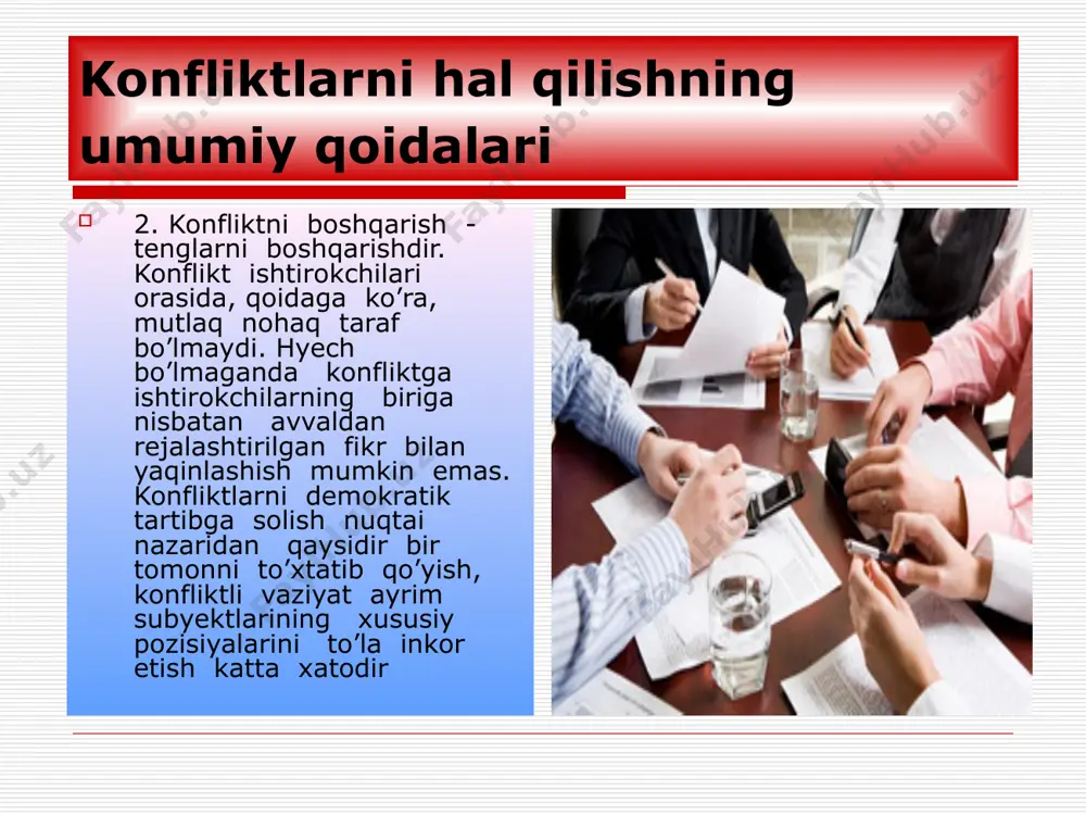 aylaymiz, ko’p narsalarni “qora” bo’yoqda ko’rishga urinamiz orada emosional tanglik vujudga keladi. biz o’z emosiyalarimiz va xulosalarimizga ishonib boraveramiz, ularning “sun’iy” o’zimiz tomonidan yaratilganligi va yasalganligini tan olgimiz kelmaydi. tomonlar orasidagi tanglik biror sabab kuta boshlayd chunki bizning emosiyalarimiz tashqariga chiqishni, uning “adabini” berib qo’yishni, ongimizda shakllangan “yomon” odamga uning qanday “yomon”ligi ko’rsatib qo’yishni biz juda istaymiz. bizga mulohazakorlik, bosiqlik va oddiy haqiqatni tan olmaslik halaqit beradi. biz tang ahvolga adekvat munosabat bildira olmaymiz tushunmovchilik ba’zan tomonlar orasida biror hodisa yoki ahvol to’g’risidagi noto’g’ri axborot tufayli tushunmovchilik vaziyati vujudga keladi. masalan, yosh oila. kelin institut aspiranturasida o’qiydi. u institut oldidagi ostanovkada avtobusini kutib turganida ilmiy rahbari kelib qoladi. ular bir-ikki og’iz gaplashishadi. aynan shu vaqtda, yosh kelinning boshqa yigit bilan gaplashib turganini qaynonasining singlisi ko’rib qoladi. u darrov axborotni singlisi, singlisi esa o’g’liga bo’rttirib yetkazishadi. kuyov vaziyatni so’ramasdan kelinga zo’ravonlik bilan muomala qiladi. “sening institutda boshqa yigiting bor ekan!”. hyech …
