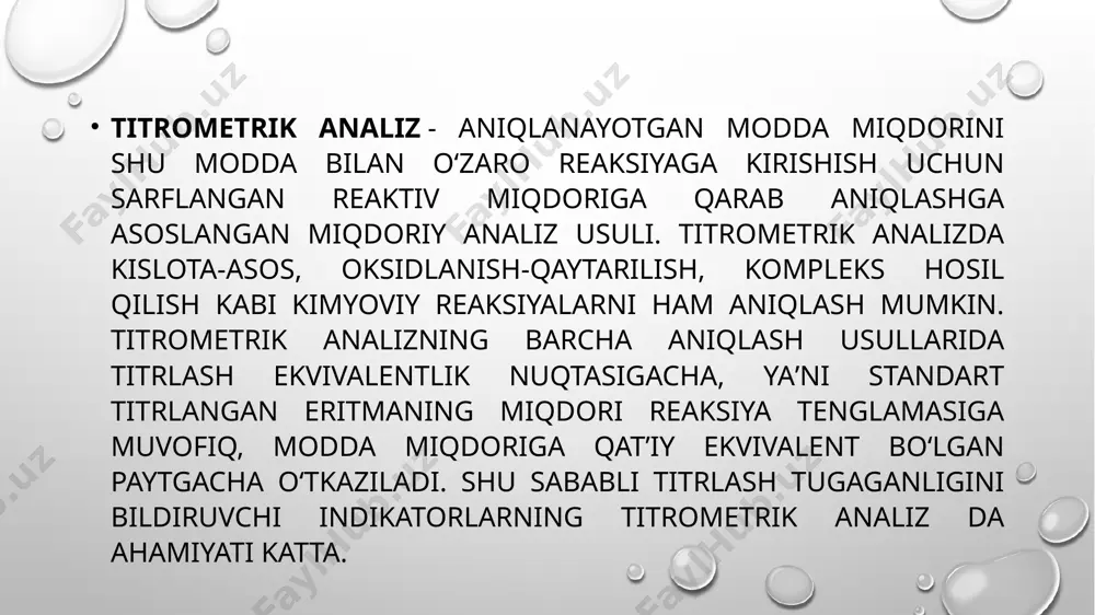hirilayotgan modda yoki uning tarkibiy qismlarini kimyoviy toza holda yoki muayyan birikmalar holida ajratib, ajratilgan moddaning massasini aniq o‘lchashga asoslangan. gravimetrik analiz quyidagi amallardan foydalaniladi: ajratish, haydash, cho‘ktirish. barcha gravimetrik usullar bevosita va bilvosita usullarga bo‘linadi. ajratish usullari aniqlanuvchi qismni erkin holda miqdoriy jihatdan to‘liq ajratib, uning massasini o‘lchashga asoslangan. masalan, qotishmadagi oltinni aniqlash talab etilsa, dastavval qotishma zar suvida eritiladi, so‘ngra eritmadagi oltin biror qaytaruvchi ta’sirida qaytariladi, natijada erkin holda ajralgan oltin cho‘kadi.cho‘kma filtrlanib, suyultirilgan hcl eritmasi bilan yuvilgandan keyin quritib olinadi. haydash usullarida aniqlanadigan tarkibiy qism biror uchuvchan holatdagi moddaga aylantiriladi va haydaladi. haydash uchun yuqori harorat yoki kimyoviy ta’sir ishlatiladi. namuna massasining kamayishidan yoki gazni (bug‘ni) biror moddaga shimdirilganda uning, massaning ortishidan aniqlanuvchi moddaning miqdori topiladi. natijani aniqlash tartibi bo‘yicha haydash usullari ham bevosita va bilvosita usullarga bo‘linadi. bevosita usullarda aniqlanuvchi tarkibiy qism biror kimyoviy yutuvchida yutilgandan keyin, ushbu kimyoviy yutuvchining yutishdan oldingi va keyingi massalari farqi …