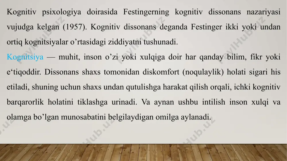 ytirishga majburlaydi, munosabatlarni o’zgartirishga undaydi pirovardda — xulqni o’zgartiradi. kognitiv dissonans paydo bo’lishi va uning bartaraf etilishi bilan bog’liq 2 holatni ko’zdan kechirsak. 1) odamning azaliy fikriga nomuvofiq bo’lgan vaziyatdagi xulq bilan bog’liq. agar odam ixtiyoriy (taz‘yiqsiz) ravishda yetarlicha tashqi oqlovga ega bo’lmagan, o’z qarashlariga unchalar ham muvofiq kelmaydigan xulqni namoyon etishni taqozo qilmaydigan biron-bir narsani bajarishga rozi bo’lsa, keyinchalar uning fikri va e‘tiqodi o’sha xulqqa muvofiqlashtiriladi. agar, masalan, o’zining axloqiy qarashlariga zid bo’lgan xulqni namoyon qilishga rozi bo’lsa, oqibatda xulq va axloqiy qarashlar o’rtasidagi dissonans axloqiylik darajasi pasayishiga olib keladi. 2) mushkul qarorni qabul qilishdan keyin paydo bo’ladigan dissonans. mushkul qaror deb tanlov zaruriyatini tug’dirayotgan muqobil variantlar yoqimliligiga ko’ra o’zaro yaqin bo’lgan vaziyatga aytiladi. bunday vaziyatlarda qaror qabul qilingandan so’ng odam quyidagi ziddiyatlar natijasi bo’lgan kognitiv dissonansni his etadi: tanlangan variantning salbiy jihatlari, rad etilgan variantning esa ijobiy jihatlari mavjud bo’ladi. qabul qilingan qaror qisman yaxshi emas, biroq u …