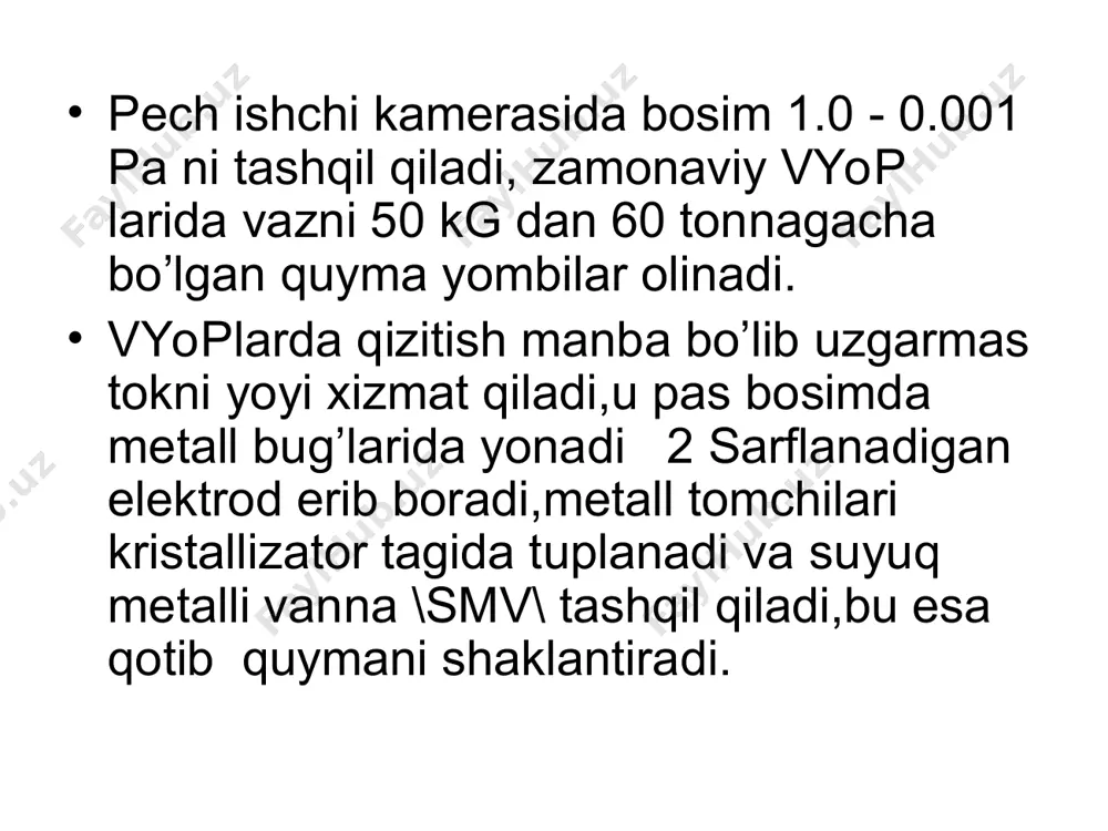 o’rtasidagi bo’shliq suyuq (erigan) ftorli shlak-3 bilan to’ldiriladi. shlak markasi aн-6 va aн-7, tarkibida 65-80% kalsiy florid va 35-20% alyuminiy al03 lardan tashkil topgan. keyin elektrod biroz ko’tariladi, unga sanoat chastotasidagi 45-60 v kuchlanish beriladi. tok elektrod uchidan shlak bo’ylab (suyuq shlak elektr o’tkazuvchan) kristallizator devorlariga va poddonga tarqaladi. shlak, undan oqayotgan tok natijasida 1700 c gacha qiziydi, elektrod uchi shlakdan qizib erib boshlaydi va shlak orqali poddonga tushadi. natijada elektrod uchi konus shakliga aylanadi va kristallizatorni tubiga suyuq metall vannasi hosil bo’ladi. poddon va kristallizator misdan yasalgan va suv bilan sovutiladi, suyuq po’lat ularga tekganda darxol qotadi va yombi-5 ni hosil qiladi. yombini yuqori qismida elektroddan doimiy ravishda qizib ketgan metall oqib turgani tufayli, sferakonus shaklidagi suyuq metall vannasi-4 hosil bo’ladi. asta sekin, sarflanadigan elektrod tobora ko’proq eriydi va yombi kristallizatorda kattarib boshlaydi. eritish jarayonida sarflanadigan elektrod erib bo’lganidan keyin, yombi kristallizatorda tayyor bo’ladi. pech tarmoqdan uziladi, kristallizatordan yombi …