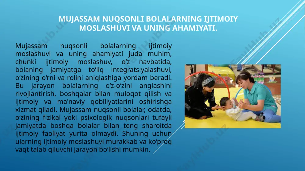 hiqarishda qiynalishi mumkin. buning sababi, ular boshqalar bilan o‘zaro munosabatlar o‘rnatishda noxush tajribalarini boshdan kechirishlari yoki do‘stlar topishda qiyinchiliklarga duch kelishlari mumkin. bu holatda bolaning psixologik salomatligi zaiflashishi, o‘zini kamsitilgan yoki tashlab ketilgan his qilishi mumkin. o‘zini anglash va o‘ziga bo‘lgan ishonch: ijtimoiy moslashuv jarayonida bolaning o‘zini anglash darajasi muhim rol o‘ynaydi. agar bola o‘zining imkoniyatlarini va qobiliyatlarini to‘liq anglab yetmasa, bu uning ijtimoiy moslashuv jarayonida qiyinchiliklarga duch kelishiga olib keladi. shuning uchun o‘ziga bo‘lgan ishonchni oshirish va bolaning ijtimoiy faoliyatga faol ishtirok etishi uchun zarur psixologik qo‘llab-quvvatlash kerak. mujassam nuqsonli bolalar bilan ishlashda o‘qituvchining roli. o‘qituvchi bolaning individual ehtiyojlarini tushunishi va unga mos yondashuvi kerak. har bir mujassam nuqsonli bola o‘ziga xos xususiyatlarga ega bo‘lib, o‘qituvchi bu farqlarni hisobga olib, dars jarayonini o‘zgartirishi lozim. agar bola maxsus ehtiyojlarga ega bo‘lsa, o‘qituvchi unga individual yordam ko‘rsatishi, o‘quv materiallarini osonroq tushunishi uchun turli metodlarni qo‘llashi kerak. bu jarayonda o‘qituvchi bolaning psixologik …