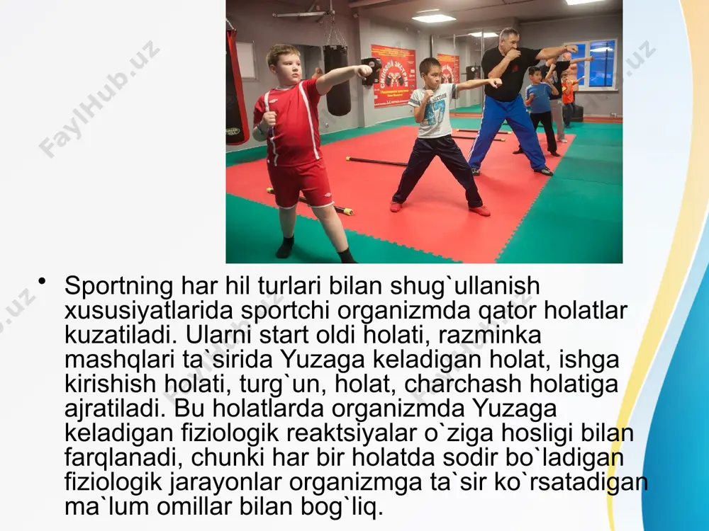 jash kuchayadi. bu jarayonlar harakatlarning boshqarilish mexanizmini takomillashishi bilan bog`liqdir. sportda kuch bilan bajariladigan mashqlar ham mavjud bo`lib, bu turga: og`ir atletika, to`qmoq va yadro uloqtirish kiradi. sportning bu turlari bilan shug`ullanish ko`tariladigan shtanga og`irligiga yoki uloqtiriladigan snaryadning tortishiga mos keladigan muskul kuchlanishini rivojlantiradi. statik kuchlanish ozmi ko`pmi vaqt ichida muskullarni taranglangan holatida ushlashdan iborat bo`lib unga, og`irliklarni, gavdasini yoki qo`l-oyoqlarni ma`lum holatda ushlab turish va boshqalar kiradi. statik kuchlanishlarda muskullar izotermik rejimda ishlaydi. statik kuchlanishda maksimal taranglikni uzoq vaqt ushlab bo`lmaydi. taranglanish darajasi qanchalik past bo`lsa, uni saqlash vaqti shunchalik ko`p bo`ladi. statik kuchlanishning uzoq vaqt saqlanishda charchash bilan kuzatilmaydigan darajasi muskul tonusi deb yuritiladi. statik kuchlanishlardagi energiya sarfi muskullarning (sarfi) taranglashish darajasiga to`g`ri mutanosib bo`ladi, ya`ni muskul taranglashishi qanchalik kuchli bo`lsa energiya sarfi shunchalik ortiq bo`ladi va aksincha. statik kuchlanishlarda harakat bo`lmasligi va boshqa mehanik ish bajarilmasligi bu jarayonlarda statik ish deb atash imkonini bermaydi, ularni bajarilishida energiya …