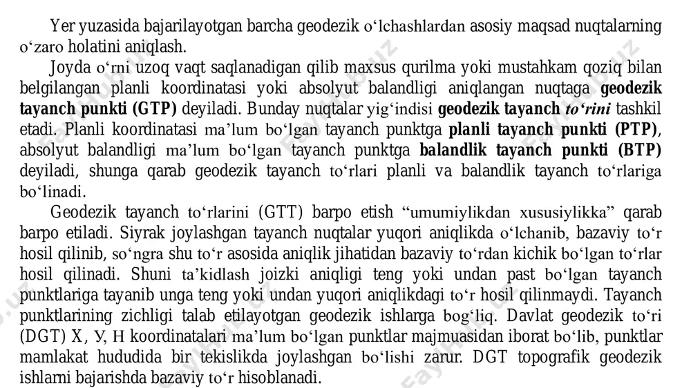 onini beradi; tarmoqda qoʻshni joylashgan, ayniqsa uzluksiz punktlarni oʻzaro holatini yuqori aniqlikda aniqlanadi. davlat geodezik tarmoqlarini barpo etishda triangulyatsiya usuli eng koʻp qoʻllaniladi. poligonometriya usuli. bu usul anchadan buyon ma’lum, ammo uni davlat goedezik tarmoqlarini barpo etishda qoʻllash invar simlar yordamida chiziqli oʻlchashlarni bajarilishi murakkabligi tufayli yaqingacha foydalanmay kelindi. taxminan 20-asrning 60-yillaridan boshlab, geodezik ishlab chiqarishga aniq sveto-radiodalnomerlarning joriy qilinishi poligonometriya usulini rivojlantirdi va geodezik tarmoqlarni barpo etishda keng qoʻllanila boshlandi. bu usulning mohiyati quyidagidan iborat. joyda choʻzilgan yakka yoʻl (2-rasm) yoki kesishuvchi yoʻllar sistemasi shaklidagi yaxlit tarmoqni tashkil etuvchi geodezik punktlar mahkamlanadi. yoʻlning qoʻshni punktlari orasida 𝑆𝑖 tomonlar uzunligi, punktlarda esa burilish burchaklari oʻlchanadi. poligonometriya yoʻllarni azimutal oriyentirlash birlashuvchi 𝛾 burchaklar oʻlchangan holda uning oxirgi punktlarida aniqlanuvchi yoki beriluvchi azimutlar yordamida amalga oshiriladi. ba’zan yuqori klass aniqlikdagi geodezik tarmoqlarning koordinatalari ma’lum punktlari orasida poligonometrik yoʻllar oʻtkaziladi. 2-rasm. poligonometriya yoʻli. qator hollarda poligonometriya usuli, masalan, aholi yashaydigan joylarda, yirik shaharlar …