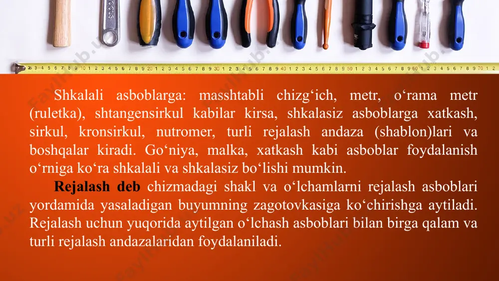 ‘linadi (22-rasm). mehnat unumdorligini oshirish va mehnatni osonlashtirish uchun elektr randalardan foydalaniladi (23-rasm). ularning yordami bilan ish qismlari mukammal silliqlanadi va dekorativ bezash uchun to‘liq tayyor bo‘ladi. yog‘ochdagi ortiqcha qatlamni olib tashlash jarayoni egovlash deyiladi. egovlar bir qirrali, yarim doirali, uch qirrali, kvadrat, yumaloq va maxsus egovlarga bo‘linadi (24-rasm). this presentation uses a free template provided by fppt.com www.free-power-point-templates.com this presentation uses a free template provided by fppt.com www.free-power-point-templates.com yog‘ochsozlik, duradgorlik ishlarida mix qoqish, sug‘urish, to‘g‘rilash, bukish metall bolg‘alar yordamida amalga oshiriladi (25-rasm). this presentation uses a free template provided by fppt.com www.free-power-point-templates.com yog‘ochdan tayyorlanadigan buyum qismlarini biriktirishda, iskanalar yordamida o‘yish-teshish kabi ishlarni bajarishda yog‘och to‘qmoq (bolg‘a)dan foydalaniladi (26-rasm). this presentation uses a free template provided by fppt.com www.free-power-point-templates.com ombur. mixlab biriktirilgan buyumlarni qismlarga ajratishda va noto‘g‘ri qoqilgan mixlarni sug‘urishda duradgorlik omburidan yoki mix sug‘urgichdan foydalaniladi (27-rasm). this presentation uses a free template provided by fppt.com www.free-power-point-templates.com duradgorlik iskanalari. duradgorlik …
