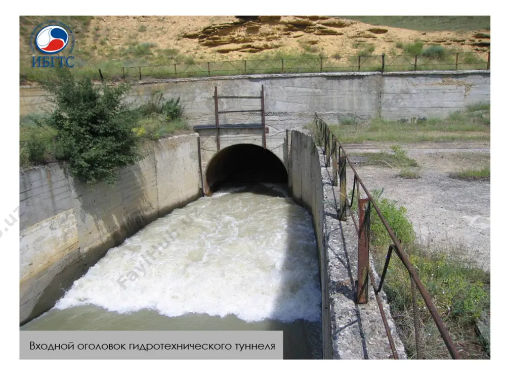 h va ish qurollarini tashish uchun xizmat qiladigan tunnellar – shreklar; 4) o‘qlari tik yoki bir oz og‘ma tunellar – shaxtalar. gidrotexnika tunneli. 2.tog‘ bosimi. ma’lumki, turli chuqurlikda joylashgan jinslar o‘z ustidagi qatlam og‘irligi ta’sirida doimo zo‘riqqan holda bo‘ladi. tunnel o‘tkazilgandan keyin undagi tog‘ jinslarining zo‘riqish holati o‘zgaradi, ya’ni ta’sir kuchlari boshqacha taqsimlanadi. mana shu o‘zgarish natijasida tunnel qoplamasiga ham ma’lum bosim to‘g‘ri keladi. tog‘ jinslarining ana shu bosimi tog‘ bosimi deb ataladi. tog‘ bosimining o‘zgarish qonunlarini o‘rganish va uni hisob qila bilish tunnel qurish amaliyotida muhim ahamiyatga ega. tog‘ bosimi uch xil bo‘ladi: 1) yuqoridan pastga yo‘nalgan vertikal bosim; 2) gorizontga burchak hosil qilib yo‘nalgan ko‘ndalang bosim; 3) tunnel o‘qi bo‘ylab yo‘nalgan bo‘ylama bosim. prof. m.m. protodyakonov bo‘yicha tog‘ bosimini aniqlash sxemalari: a–qattiq jinslar uchun; b–yumshoq jinslar uchun. 3.bosimsiz tunnellar. bosimsiz tunnel ko‘ndalang kesimlari: a–to‘g‘ri burchakli gumbazli; b–to‘g‘ri burchakli radial gumbazli; d–pastki tomonga kengayadigan; e–doiraviy. 4.bosimli tunnellar bosimli tunnellar …