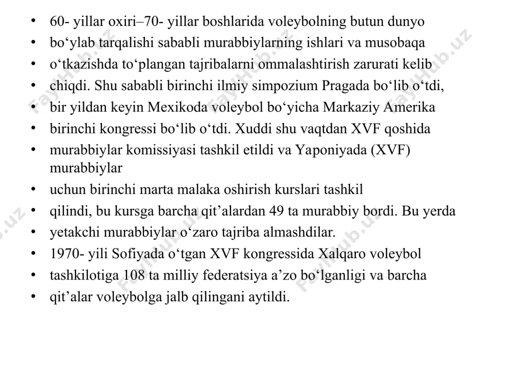 okama qilishga yo`l quyilmaydi. lekin jamoa sardori iltimosiga kura u o`z qaroriga izoh berishi mumkin. ikkinchi hakam. ikkinchi hakam vakolatlari. ikkinchi hakam birinchi hakam ro`parasidagi voleybol ustuni ortida birinchi hakamga qaragan holda tik turib joylashadi. u zahiradagi o`yinchilarni kuzatib turadi; tanaffus olish va o`yinchi almashtirishga ruxsat beradi; o`yin oldidan, har bir partiya oldidan o`yinchilarning maydondagi joylashuvini nazorat qilib turadi. o`yin vaqtida hushtak chaladi va ishora bilan quydagilar bo`yicha qaror qabul qiladi: o`yinchi maydon va to`r ostidan raqib tomonga o`tib ketganda; o`yinga kiritilayotgan to`pni qabul qiluvchi jamoa joylashuvida xatoga yo`l qo`yganda va boshqalar chiziqagi hakam. chiziq hakamlari. chiziq hakamlar(4 ta bo`lganda) maydonning har bir burchagidan 1-3 m uzoqlikda joylashadilar va o`z chiziqlarini nazorat qiladilar.. agar o`yinda 2 ta chiziq hakam ishtirok etsa, ular maydon burchaklaridan 1-2 m chiziq uzoqlikda bir- biriga diagonal holatda joylashadilar. ular yon chiziqlarni o`z tomonlarini nazorat qiladilar. chiziq hakamlari qo`llqridagi bayroqchalarni harakatlantiradi.. to`p maydonga toki chiziq ustiga …