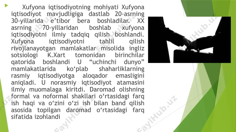 e soto u quyidagilarni o‘z ichiga oladi: – qonundan foydalanish xarajatlari (yuridik shaxsni ro‘yxatga olish, litsenziya olish, bankda hisobvaraqlar ochish, yuridik manzilga ega bo‘lish va boshqa rasmiyatchiliklarni bajarish xarajatlari); – qonun doirasida faoliyatni davom ettirish zarurati bilan bog‘liq xarajatlar (soliqlarni to‘lash); mehnat munosabatlari sohasida qonun talablarini bajarish (ish kunining uzunligi, eng kam ish haqi, ijtimoiy kafolatlar); oshkora sud tizimi doirasida nizolarni hal etishda sud xarajatlarini to‘lash xufyona iqtisodiyotning vujudga kelish va rivojlanish sabablari va omillari xilma-xil bo‘lib, ularning asosiylari quyidagilardan iborat: 1.antropologik omillar, ya’ni insonning qarama-qarshi tabiati, undagi yaxshilik va yomonlik o‘rtasidagi kurash xususiyatlari. 2.iqtisodiy omillar: davlatning soliq siyosatidagi kamchiliklar, bozorning tovar va xizmatlar bilan to‘yinmaganligi; iqtisodiyot tarmoqlari va sohalari o‘rtasidagi muvozanat va balansning mavjud emasligi;iqtisodiyotning siklik tebranishlari, aholi xarid qobiliyatining pastligi; transaksiya xarajatlarining yuqoriligi; 3.huquqiy omillar: qonunchilik bazasining takomillashmaganligi, iqtisodiy jinoyatchilikka qarshi kurash mexanizmining mukammal emasligi; huquqni himoya qilish organlari faoliyatining samarasizligi; 4.ijtimoiy-siyosiy omillar: ijtimoiy-siyosiy vaziyat, davlatga ishonch darajasi; …