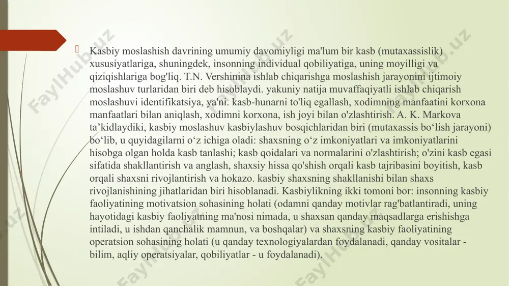 him bosqichlardan biri, u orqali uning dunyoqarashi, shaxs sifatida shakllanishi. xodimning yangi ish joyiga sotsializatsiyasi (moslashuvi) shaxsning jamoa va butun tashkilot tomonidan qanchalik yaxshi qabul qilinishiga bog'liq. rol noaniqligi, ish majburiyatlari aniq belgilanmagan va tuzilmagan bo'lsa va rollar to'qnashuvi, tashkilot talablari xodimning shaxsiy standartlariga zid kelganda ijtimoiylashuv qiyin. kasbga ko’nikish turlari: 1. ob'ekt-ob'ekt munosabatlari bo'yicha: faol - shaxs atrof-muhitni o'zgartirish uchun unga ta'sir o'tkazishga intilganda (shu jumladan, u o'zlashtirishi kerak bo'lgan normalar, qadriyatlar, o'zaro ta'sir shakllari va faoliyat); passiv - u bunday ta'sir va o'zgarishga intilmasa. 2. xodimga ta'siri bo'yicha: progressiv - xodimga ijobiy ta'sir ko'rsatuvchi; regressiv - salbiy tarkibga ega bo'lgan muhitga passiv moslashish (masalan, past mehnat intizomi bilan). 3. darajalar bo'yicha: birlamchi - shaxs birinchi marta ma'lum bir korxonada doimiy mehnat faoliyatiga kirganda; ikkinchi darajali - keyinchalik ishni o'zgartirish bilan. 4. yo'nalishlar bo'yicha: ishlab chiqarish; noishlab chiqarish. ijtimoiy va psixologik moslashish deganda yosh mutaxassisning korxona, sex, bo'lim, sayt …