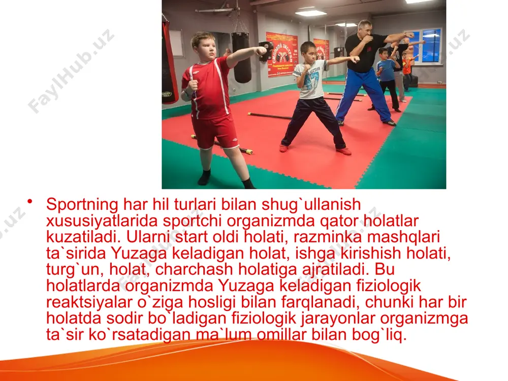 jash kuchayadi. bu jarayonlar harakatlarning boshqarilish mexanizmini takomillashishi bilan bog`liqdir. sportda kuch bilan bajariladigan mashqlar ham mavjud bo`lib, bu turga: og`ir atletika, to`qmoq va yadro uloqtirish kiradi. sportning bu turlari bilan shug`ullanish ko`tariladigan shtanga og`irligiga yoki uloqtiriladigan snaryadning tortishiga mos keladigan muskul kuchlanishini rivojlantiradi. statik kuchlanish ozmi ko`pmi vaqt ichida muskullarni taranglangan holatida ushlashdan iborat bo`lib unga, og`irliklarni, gavdasini yoki qo`l-oyoqlarni ma`lum holatda ushlab turish va boshqalar kiradi. statik kuchlanishlarda muskullar izotermik rejimda ishlaydi. statik kuchlanishda maksimal taranglikni uzoq vaqt ushlab bo`lmaydi. taranglanish darajasi qanchalik past bo`lsa, uni saqlash vaqti shunchalik ko`p bo`ladi. statik kuchlanishning uzoq vaqt saqlanishda charchash bilan kuzatilmaydigan darajasi muskul tonusi deb yuritiladi. statik kuchlanishlardagi energiya sarfi muskullarning (sarfi) taranglashish darajasiga to`g`ri mutanosib bo`ladi, ya`ni muskul taranglashishi qanchalik kuchli bo`lsa energiya sarfi shunchalik ortiq bo`ladi va aksincha. statik kuchlanishlarda harakat bo`lmasligi va boshqa mehanik ish bajarilmasligi bu jarayonlarda statik ish deb atash imkonini bermaydi, ularni bajarilishida energiya …