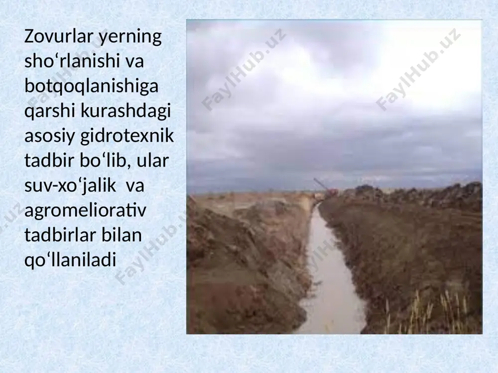 haladi, shag‘al-filtr ustidan uzunligi 33-100 sm bo‘lgan sapol yoki 3-4 m asbasement quvurlar bir-biriga kiyishtirilgan holda yotqizib chiqiladi. quvurlarni 0,003-0,004 nishablikda yotqizish kerak. quvurlar tekis yotqizilib bo‘lgandan keyin ularning ustiga yana shag‘al-filtrlar solinib transheya ehtiyotlik bilan qo‘miladi va zichlanadi. yopiq zovurlarning ish faoliyatini kuzatish uchun har 250-400 m masofada beton yoki asbosement quvurlardan nazorat quduklari qilinadi tik (vertikal) zovurlar, ularning tuzilishi sho‘rlangan va botqoklangan erlar sharoitida ochiq va yopiq zovurlar bilan birga tik zovurlardan ham foydalanib kelinmokda. ularning soni hozirgi vaqtda 4100 dan ortiq. tik zovurlar ochiq va yopiq zovurlarga qaraganda tuproqni tezroq va chuqur sho‘rsizlantiradi, sizot suvlar sathini chuqurlashtiradi hamda ularning minerallashganlik darajasini kamaytiradi. tik zovurlarni qurish uchun oldin quduqlarning samarali ish chuqurligi, joyning relefiga qarab joy tanlash, tuproq qatlamlarining geologik tuzilishi, gidrogeologik sharoitlari tadqiqot qilinadi hamda shu tadqiqotlar asosida tik zovurlarni qurish ishlarining loyihasi ishlab chiqiladi. tik zovurlar yuqorida ko‘rsatilgan omillarga bog‘liq holda 30-70 m dan 100-150 m …
