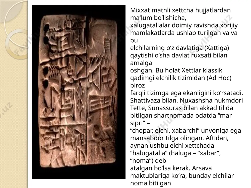 tt diplomatik va rasmiy hujjatlari orqali ularning vakolatlari va majburiyatlari haqida aniq ma’lumotlar olish imkoni bo‘lmagan. lekin nom sifatida uchraydi. “ichki bino (vazirlik)” – xettcha è.šà. mana shu xett saroyi idorasi bilan bog‘liq bo‘lgan mansabdorlarga ham diplomatik xarakterdagi muhim topshiriqlar yuklangan. ushbu vazirlikning bitta vakili suppiluliuma ining maxsus topshirig‘ini bajarganligi manbalarda keltiriladi. ya’ni misr fir’avnining bevasi xett hukmdori o‘g‘lini turmush o‘rtoqlikka so‘ragan vaqtida, ushbu xabarning haqiqatligini tekshirish uchun suppiluliuma i “ichki vazirlik odami”ni – xattusasitisni misrga maxsus topshiriq bilan yuborgan. xett hukmdorining ishongan vakili bo‘lgan xattusasitis xattining misrdagi o‘ziga xos “favqulotda va muxtor elchisi” hisoblangan. bu ma’lumotlar xett davlatida ham tashqi munosabatlarni yuritish tizimli bir shaklda yo‘lga qo‘yilganligini tasdiqlaydi. qadimgi sharq davlatlaridagi diplomatik amaliyotda hukmdor o‘ziga tortiq qilinayotgan bo‘lg‘usi rafiqasining qandayligini ko‘rish maqsadida elchi yuborish holatlari ma’lum. bu topshiriq o‘z-o‘zidan ayonki o‘ta qaltis bo‘lib, javobgarlikni taqozo etgan. o‘z hukmdorining istak-xohishini ado etishi uchun elchi avvalo shu podshoning “tabini” yaxshi bilishi …