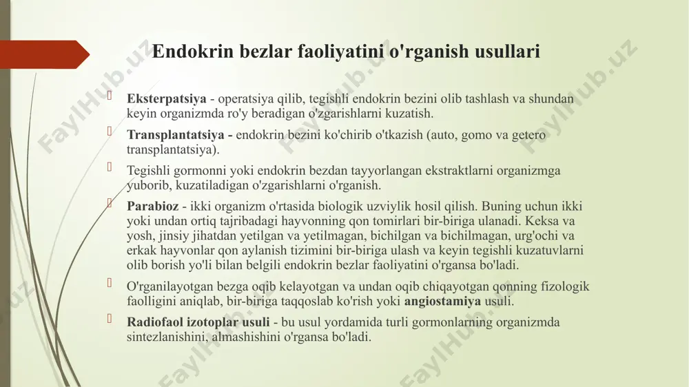 okrin to’qima va hujayraga ega organlar quyidagicha sinflanadi: 1. markaziy : gipotalamus gipofiz epifiz 2. periferik a) periferik gipofizga bog’liq bezlar: qalqonsimon bez buyrak usti bezi po’stloq qismi jinsiy bezlarning endokrin qismi b) periferik gipofizga bog’liq bo’lmagan bezlar qalqon oldi bezi buyrak usti bezi mag’iz qismi oshqozon osti bezi orolchasi timus kalsitonin (tirokalsitonin) kalsitonin asosan qalqonsimon bezning maxsus hujayralarida ishlab chiqariladi. u 32 ta aminokislotalardan iborat bo‘lgan polipeptid. kalsitoninning sekretsiyasi qondagi kalsiy ionlari miqdoriga bog‘liq. kalsitonin kalsiy almashinuvini boshqarishda qatnashadi. uning asosiy ta'siri – suyaklarda dekalsifikatsiya jarayonini susaytirishdir. ichakdan kalsiy ionlarini so‘rilishiga va ularni buyrak orqali ajralishiga kalsitonin ta'sir ko‘rsatmaydi. sintetik, odam kalsitonini olingan (sibakalsin). lasosning kalsitonini sintezlangan bo‘lib, m i a k a l s i k nomi bilan chiqarilmoqda. faolligi bo‘yicha insonning kalsitoninidan 30-40 marta ustun keladi va davomliroq ta'sir etadi. kalsitonin cho‘chqalarning qalqonsimon bezidan olinadigan k a l s i t r i n preparati tarkibida ham …