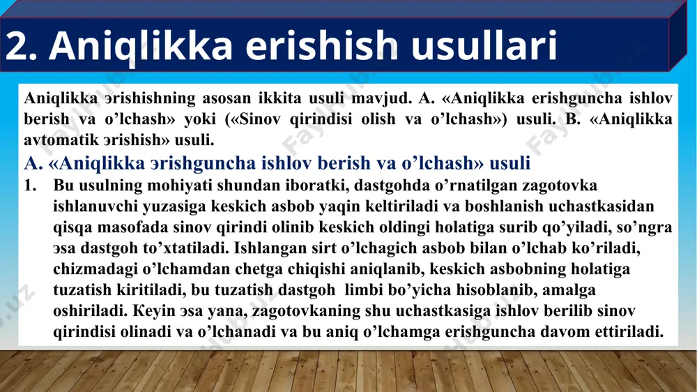i siljishini chegaralab, va tayanch-4 yuzidan keskich tig’i qirrasigacha bо’lgan masofa b ham ushlanadi. «aniqlikka avtomatik еrishish» usulining afzalliklari quyidagilar: -ishlov berish aniqligining ortishi va ishga yaroqsizlikning kamayishi; -qirindi qalinligiga ishlov berishning bog’liq еmasligi (chunki qо’yim, sozlangan dastgohda boshidan о’zi bu miqdordan kо’proq qilib tayinlanadi) va ishchi malakasiga va uning diqqat-еtiboriga bog’liq bо’lmaydi; -birlamchi bichish-razmetkalashga vaqt ketkazilmasligi, sinov qirindi olib, keyin hosil bо’lgan yuzani о’lchab ovora bо’lmaslik, natijada ishlab chiqarish unumdorligining oshishi; -bundan tashqari zagotovkaga ishlov beruvchi ishchining ishonch va xotirjamlik bilan tayanchga tirab ishlashi; ishlov berish jarayonida ritmik harakatlarning kamayishi hisobiga ishchining kam charchab, yuqori unumdorlikka еrishishi. yuqori malakali ishchini rasional ishlatilsa, sozlangan dastgohlardagi ishlar, shogird-operatorlarga topshirilsa ham bо’ladi; -кeyinchalik avtomatlashtirishni rivojlantirib borilsa bu vazifalar stanok-avtomatlar va dastur orqali boshqariluvchi dastgohlar zimmasiga yuklansa ham bо’ladi; -yuqori malakali ishchilar dastgohlarni sozlab, 8-12 tagacha bо’lgan dastgohlarni boshqarish bilan band qilinadi, natijada har-xil sarflar kamayib, ishlab chiqarishning tejamkorligi ortadi. bu usulning afzalligidan …