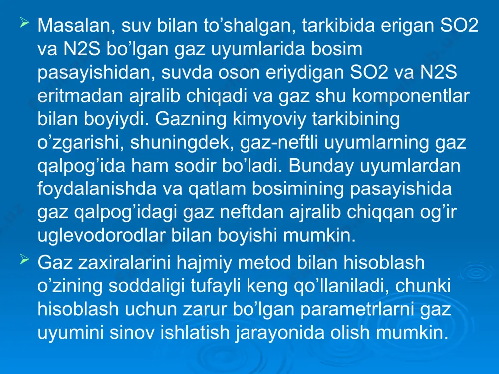 lefi izogipslariga to’g’ri keladi. uglevodorod gazlarining ideal gazlar qonunlaridan og’ishi gaz aralashmalaridagi ayrim komponentlarning og’ishi haqidagi ma’lumotlar bo’yicha aniqlanishi mumkin. tadqiqotlar natijasiga ko’ra, gazning molekulyar massasi qancha yuqori bo’lsa, og’ishi ham shuncha katta bo’ladi, temperatura ortganda ular kamayadi. tabiiy gazning tarkibiy qismlarini 150s da 0,1 mpa mutlaq bosimga og’ishi 19.1-jadvalda keltirilgan. ma’lumotlarni 20osga qayta hisoblashda ma’no yo’q, chunki og’ishlar qiymati uncha katta bo’lmay 20os ga qayta hisoblaganda, hatto bosimning 6-18 mpa oralig’idagi eng katta og’ish qiymati 2% dan ortmaydi uglevodorod gazi komponentlari 150sdagi 0,1 mpa ga og’ishi metan 0,0022176 etan 0,0088128 propan 0,0186192 karbonat angidrid gazi 0,0065520 azot 0,0001008 havo 0,0004896 образец текста второй уровень третий уровень четвертый уровень пятый уровень izoh. mdh da standart temperatura sifatida 20os qabul qilingan bo’lsa ham, keltirilgan ma’lumotlardan foydalanish mumkin. keltirilgan ma’lumotlarga muvofiq gaz aralashmasining 0,1 mpa ga og’ishini har qaysi tarkibiy qismning og’ish qiymatini aralashmadagi gazning tarkibiy qismining tegishli miqdoriga ko’paytirish va bu …